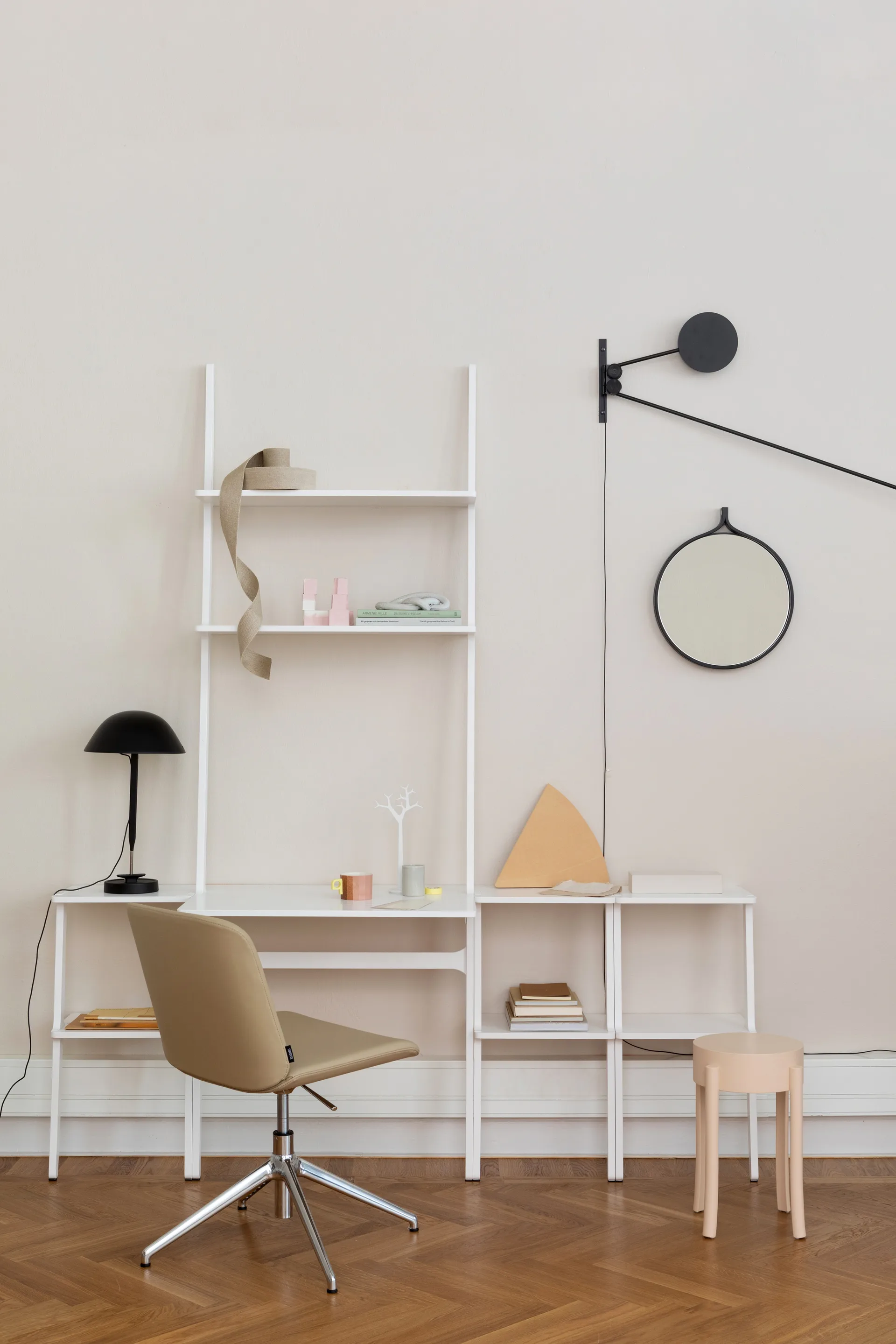 Libri skrivebord, Ask hvidglaseret Swedese