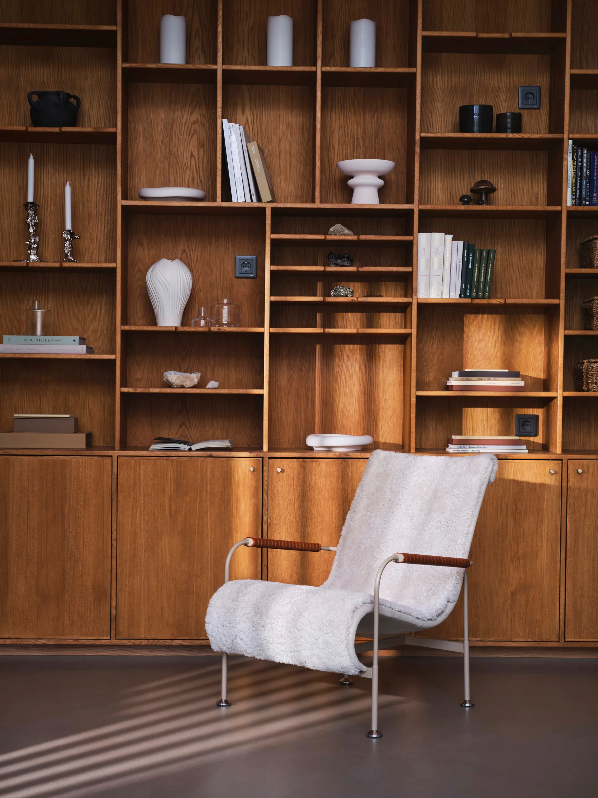 Serpentine lænestol, Fåreskind Moonlight-nutmeg-Tärnsjö Nature Swedese