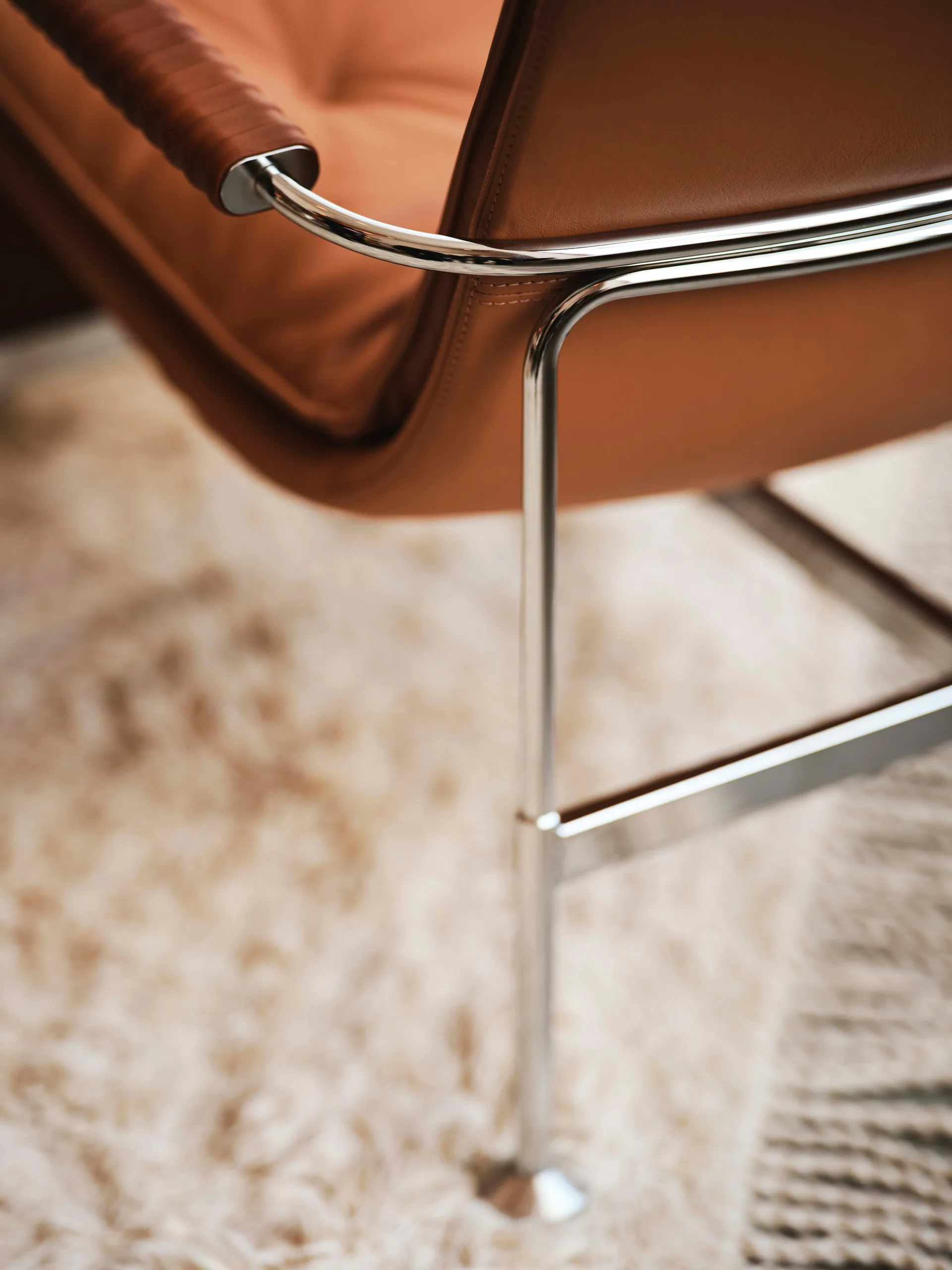 Serpentine lænestol, Læder Elmo Soft Mørkebrun-Tärnsjö Tobacco Swedese