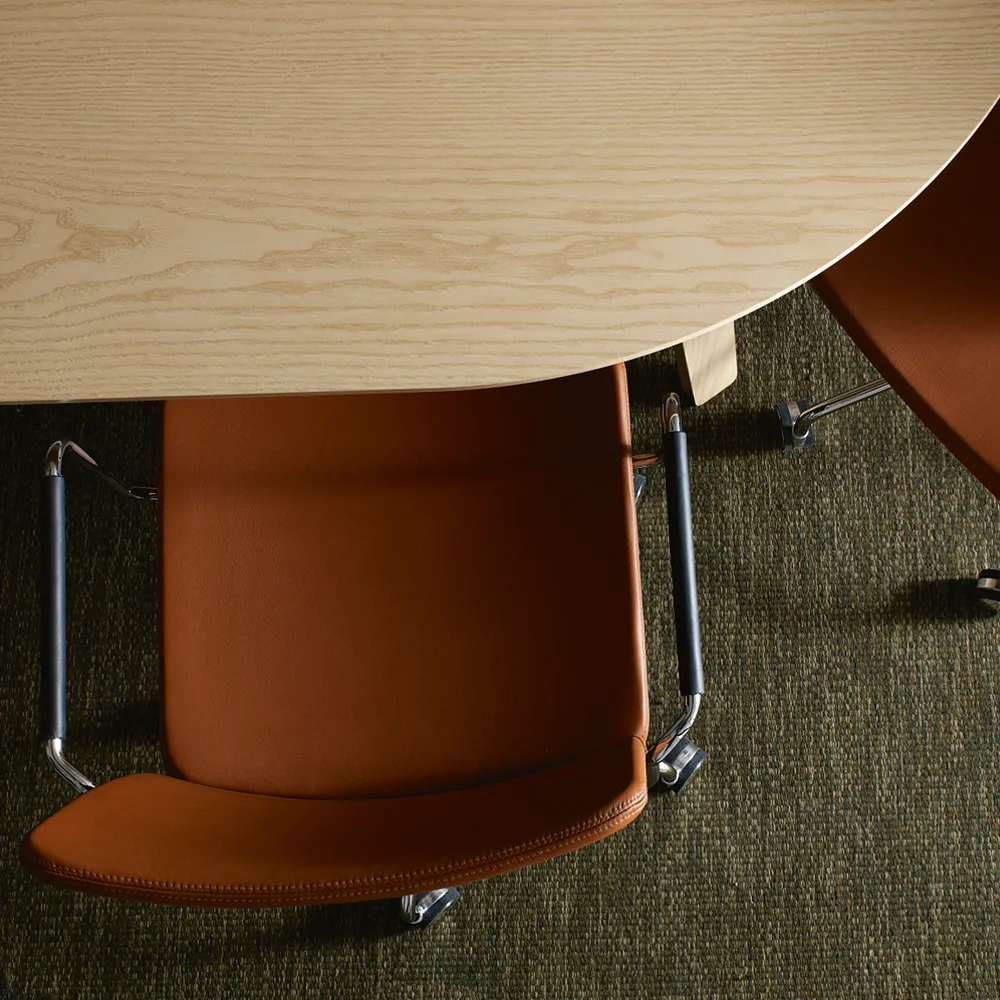 Stella kontorstol kan hæves/sænkes med tilt, læder Elmosoft 99999 sort, kromstel, læderbeklædte armlæn, affjedring i ryggen Swedese