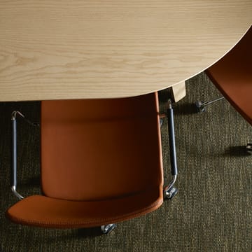 Stella kontorstol kan hæves/sænkes med tilt - læder Elmosoft 99999 sort, kromstel, læderbeklædte armlæn, affjedring i ryggen - Swedese