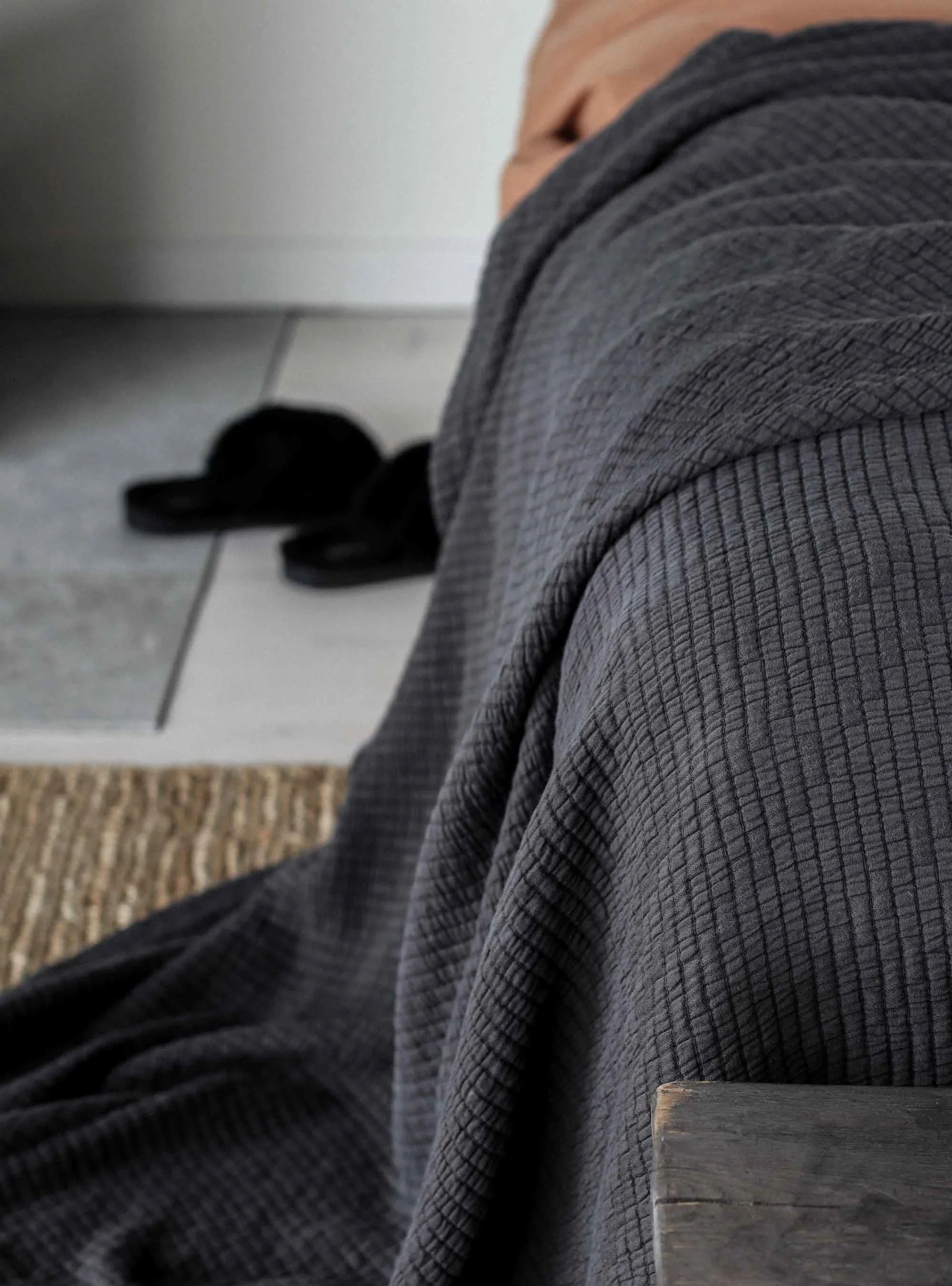 Brick sengetæppe 140x200 cm, Charcoal Tell Me More