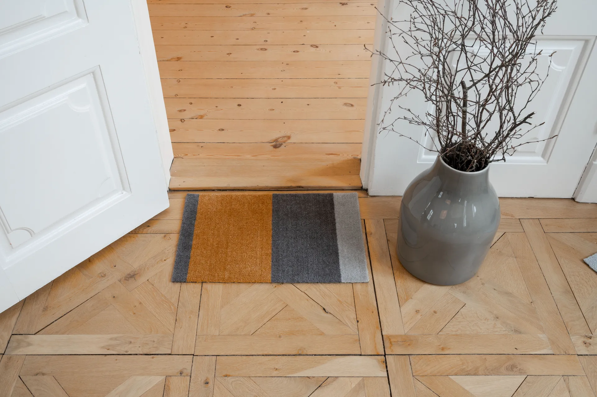 Stripes dørmåtte horisontal, Grey/grey/dijon, 40x60 cm tica copenhagen