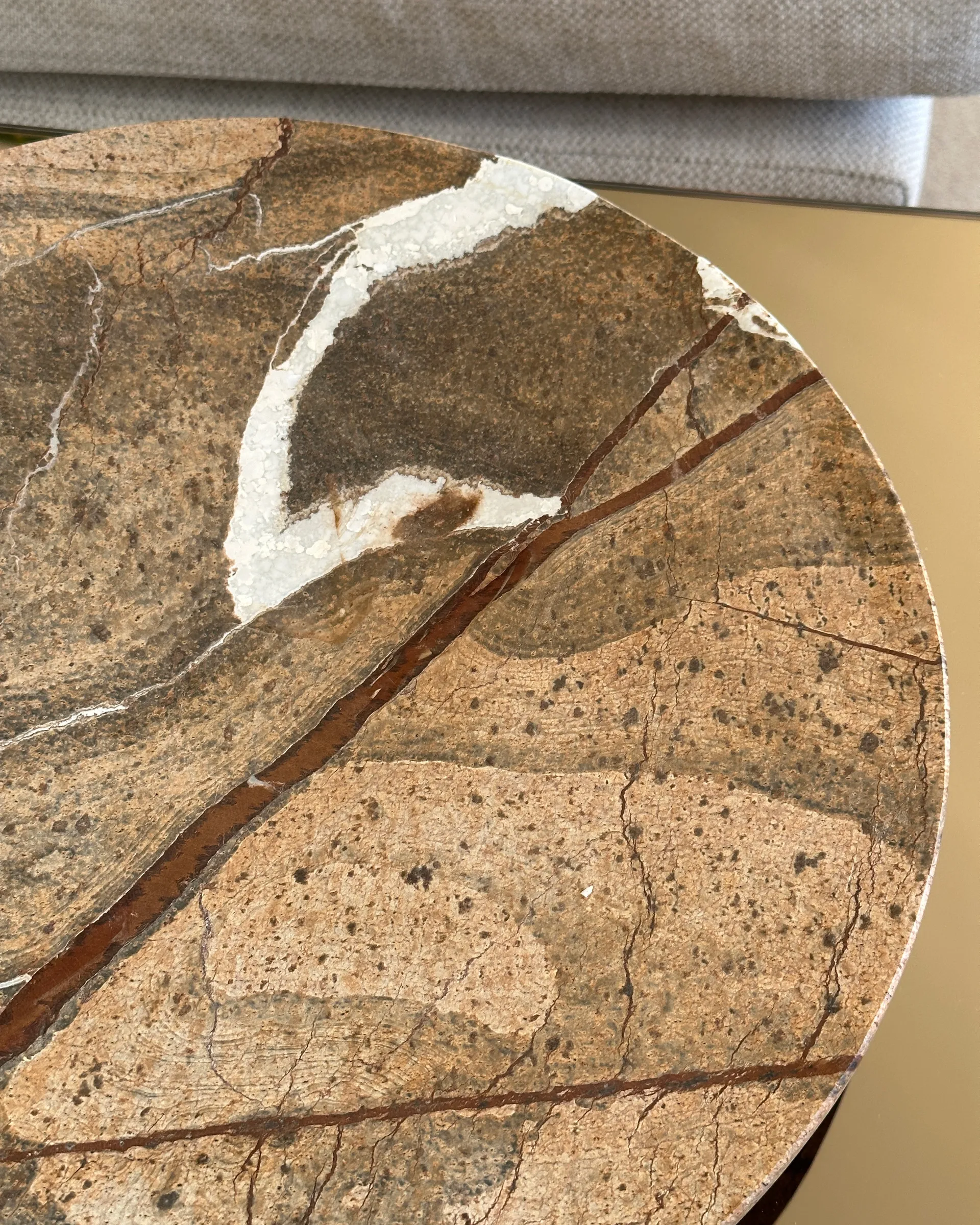 Falker fad, Red stone Tinted