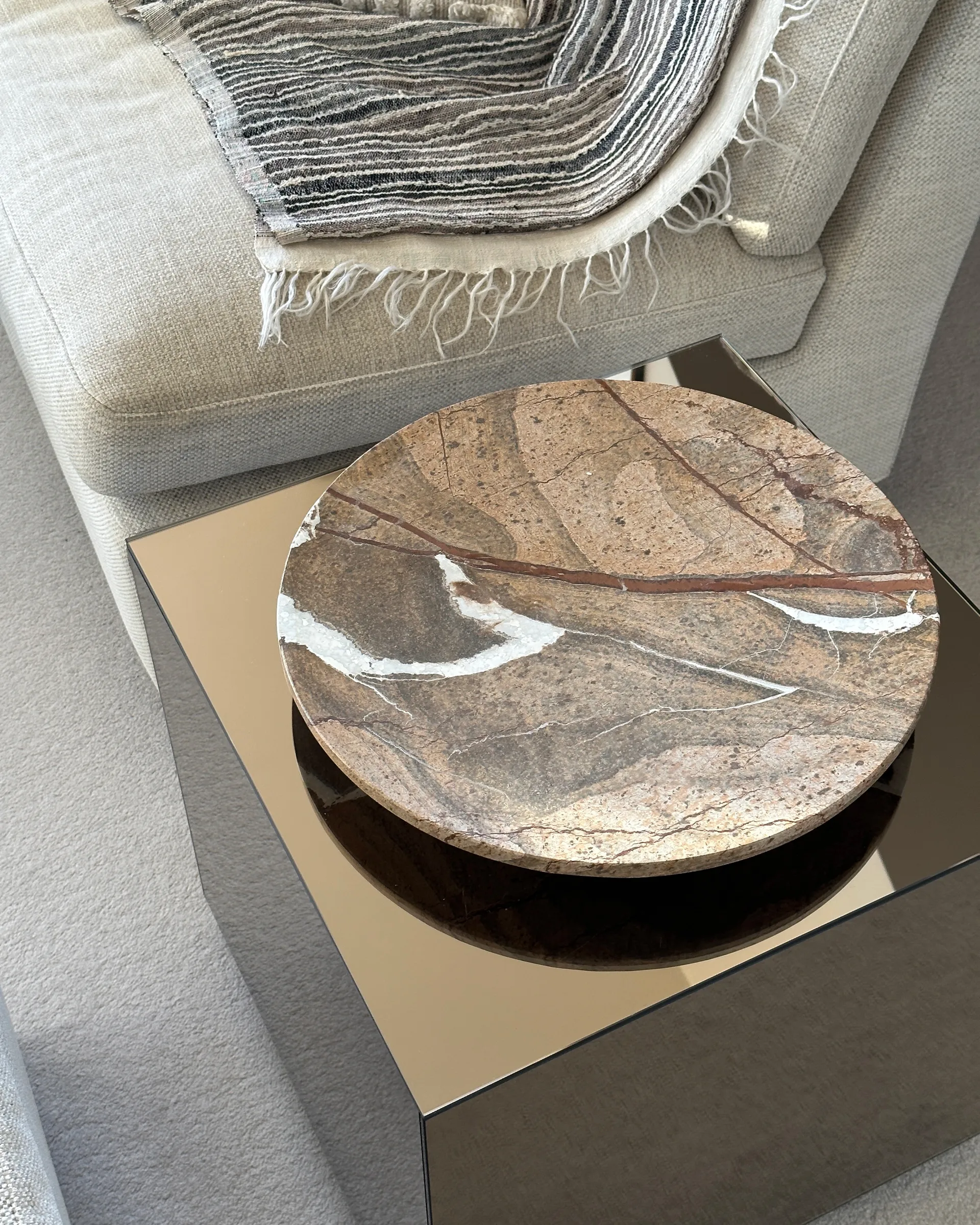 Falker fad, Red stone Tinted