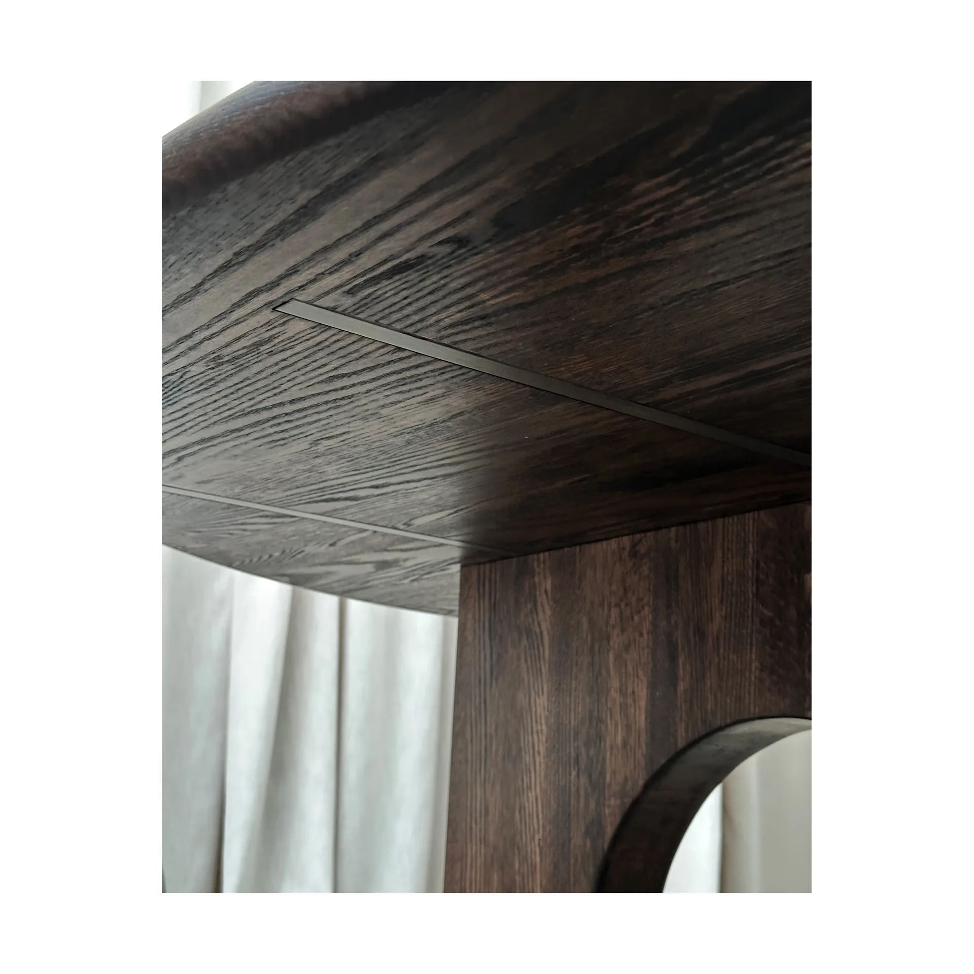 Sanders spisebord Ø160 cm, Mørkbejdset eg Tinted