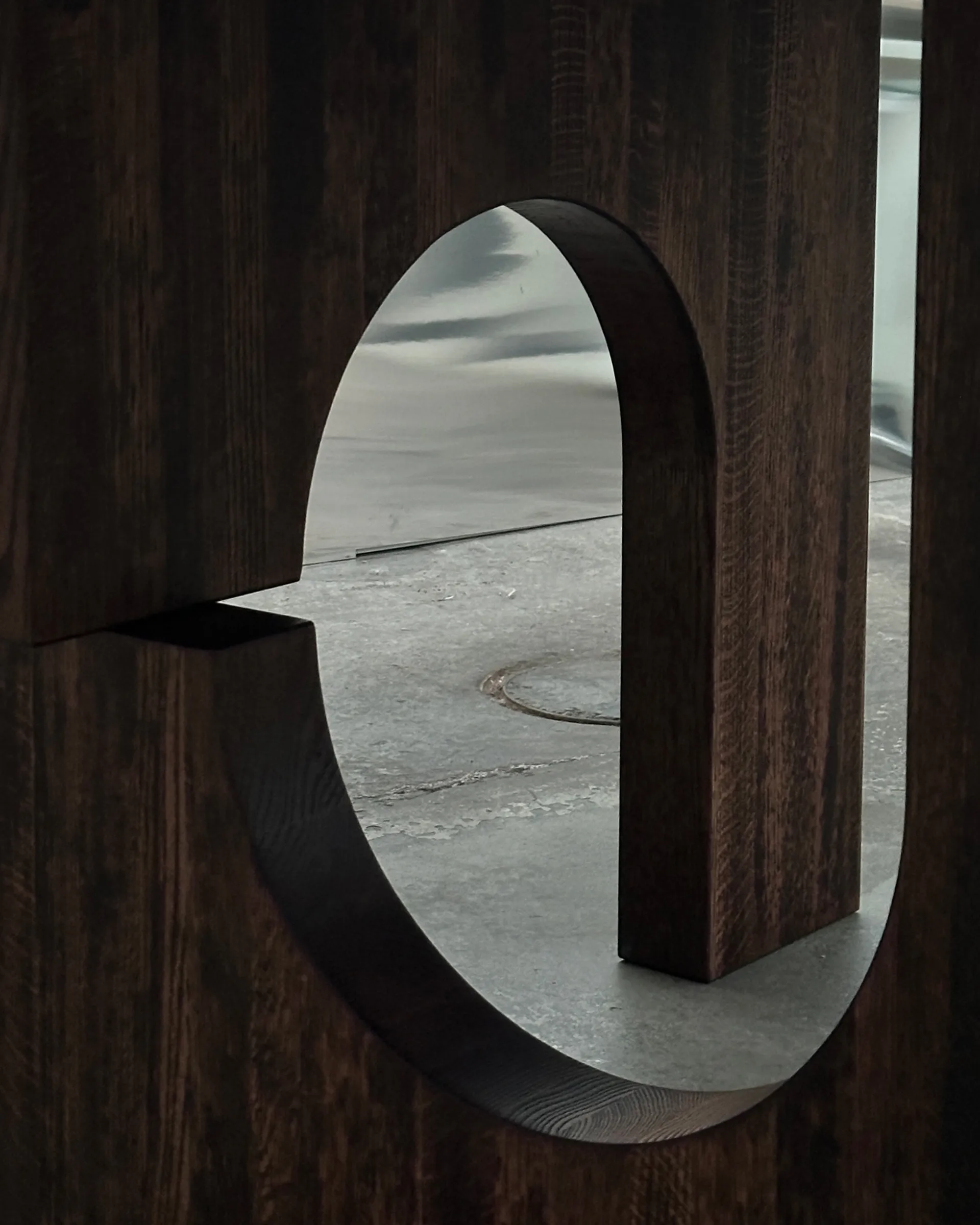 Sanders spisebord Ø160 cm, Mørkbejdset valnød
 Tinted