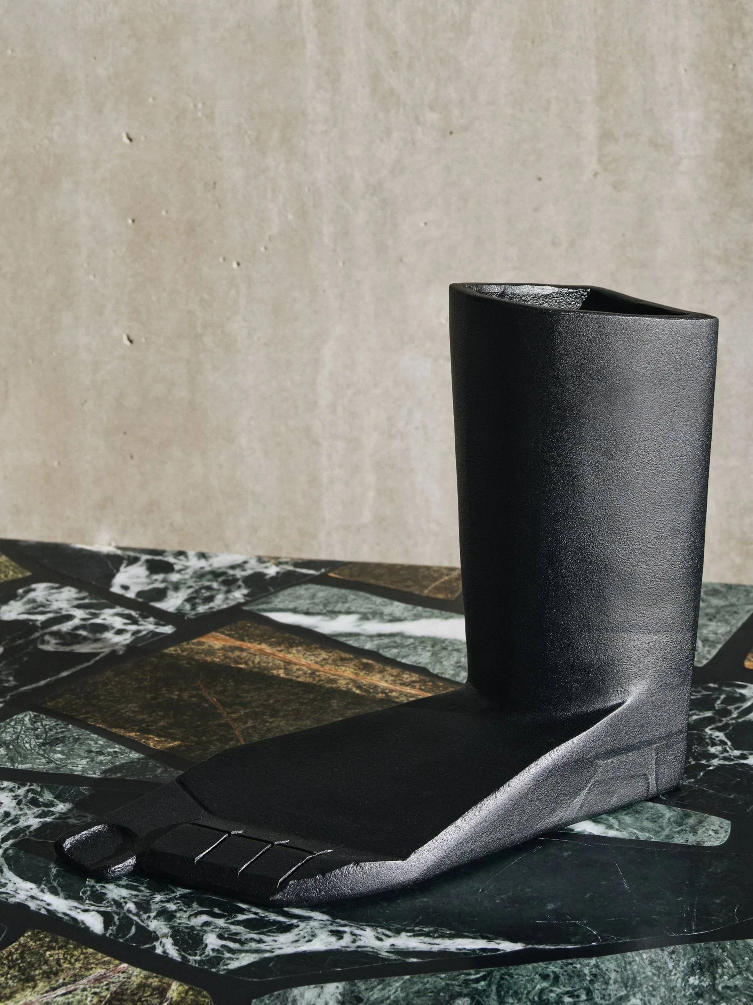 Cast Iron fod, Black, 21,5x20 cm Tom Dixon