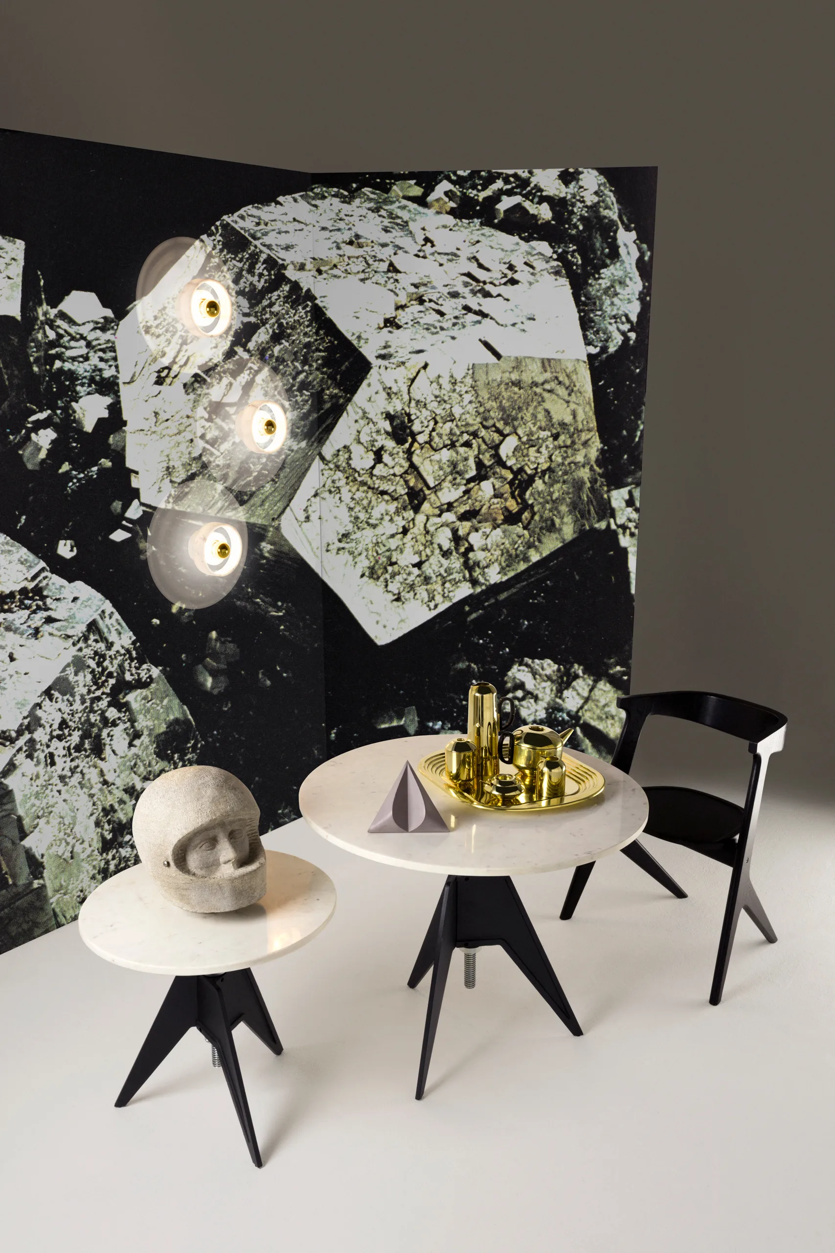 Screw sidobord Ø60 cm, White marble-cast iron Tom Dixon