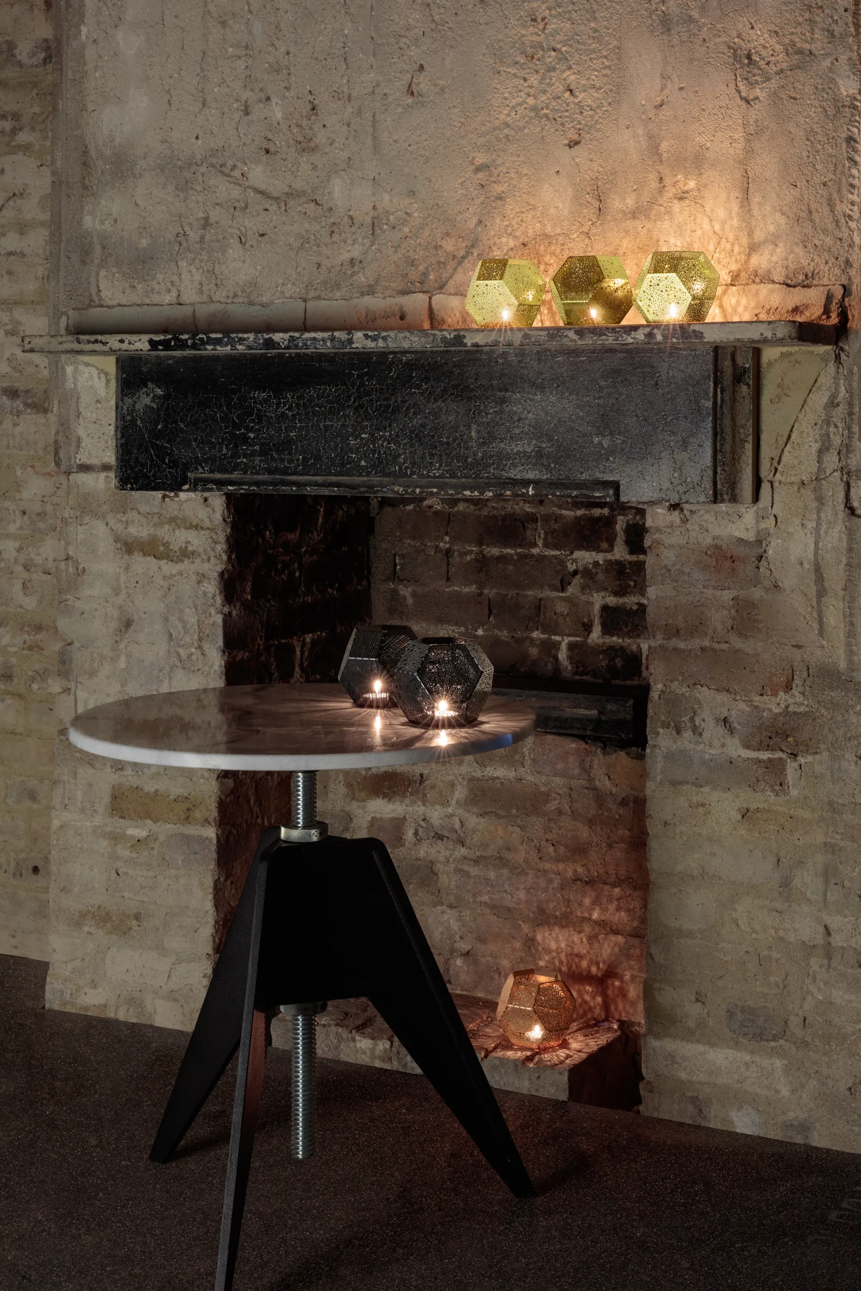 Screw sidobord Ø60 cm, White marble-cast iron Tom Dixon