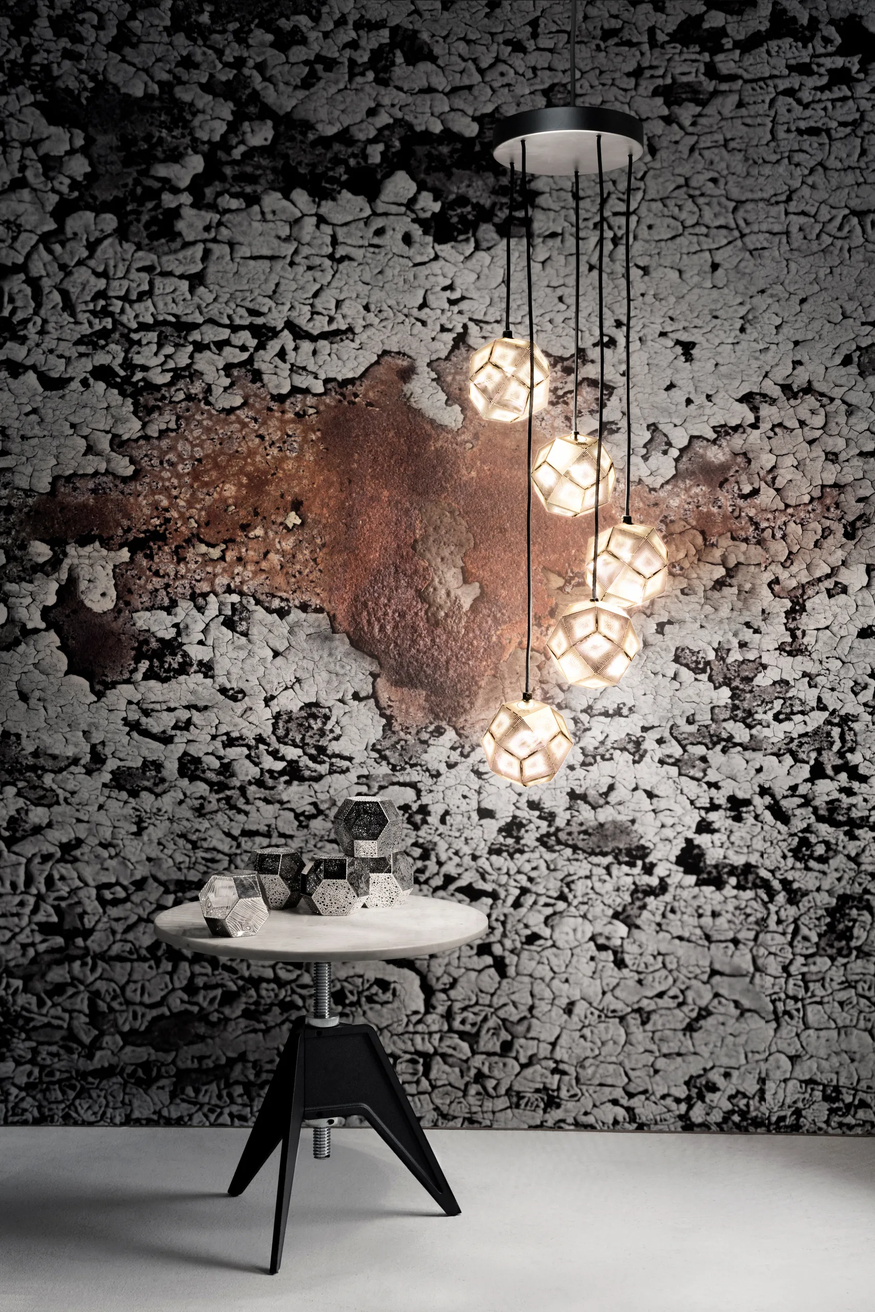 Screw sidobord Ø60 cm, White marble-cast iron Tom Dixon