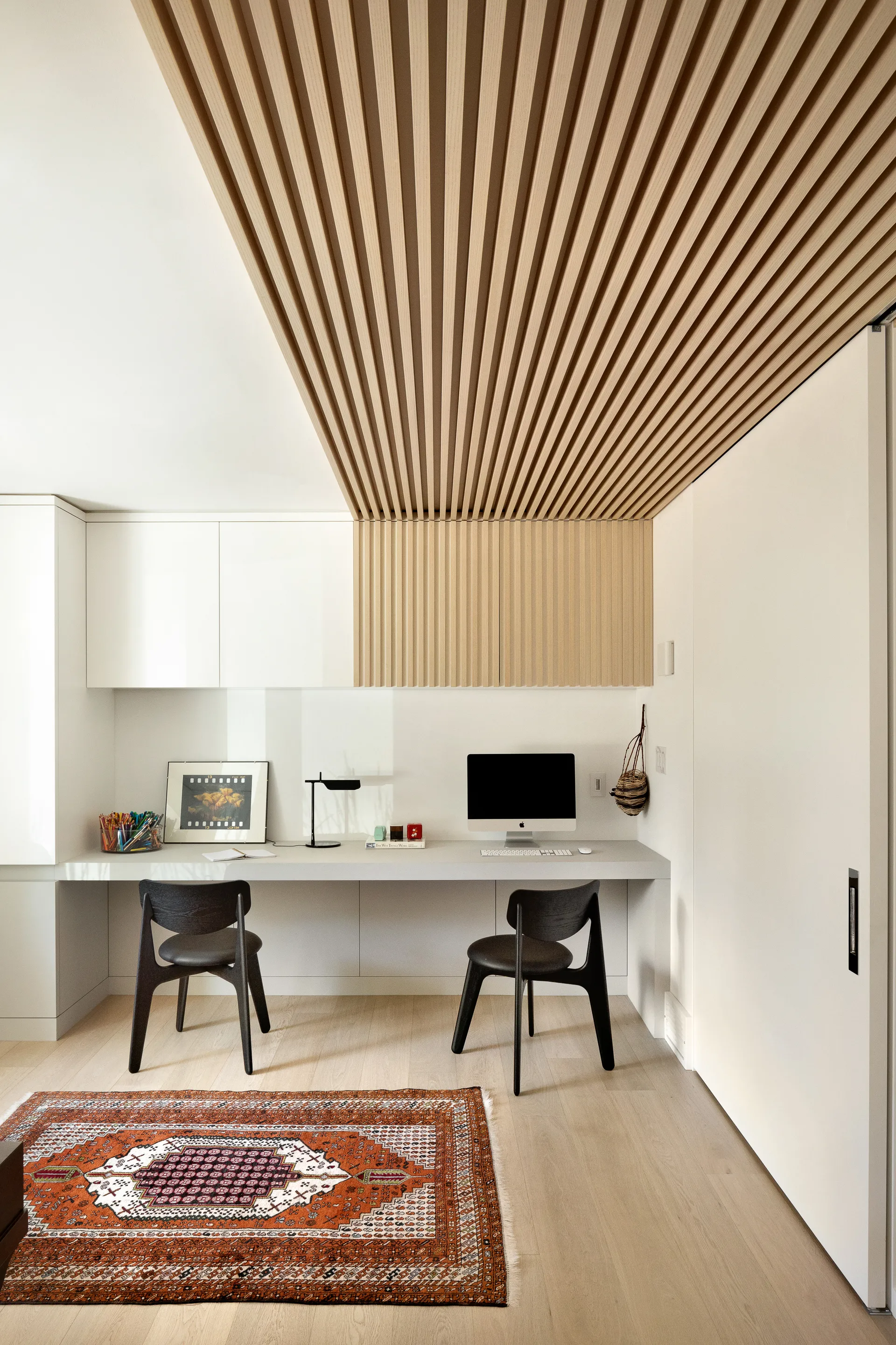 Slab spisebordsstol polstret sæde, Black oak-black leather Tom Dixon