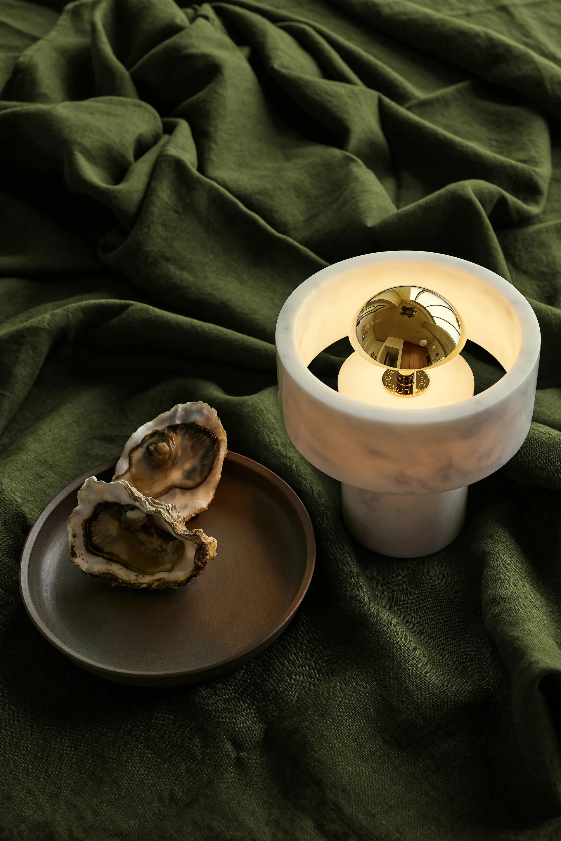 Stone Portable LED-bordlampe 28 cm, Marble-gold Tom Dixon