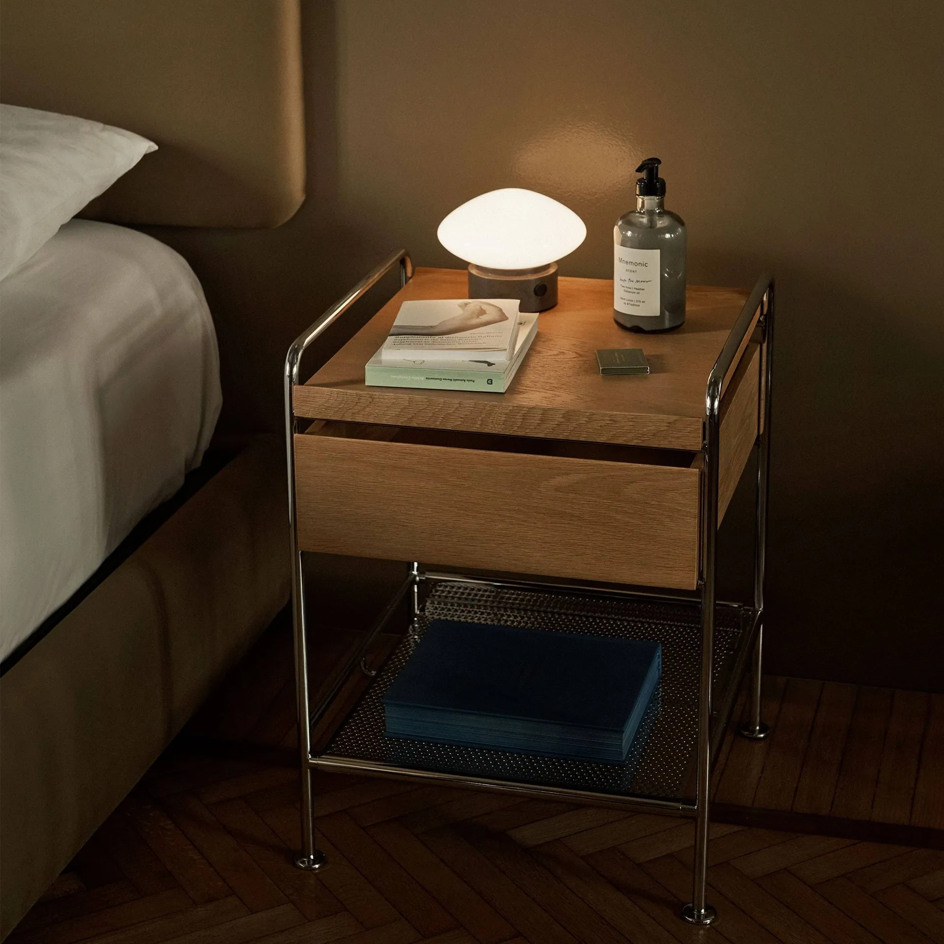 Alima NDS3 sidebord, Lakeret eg-krom &Tradition