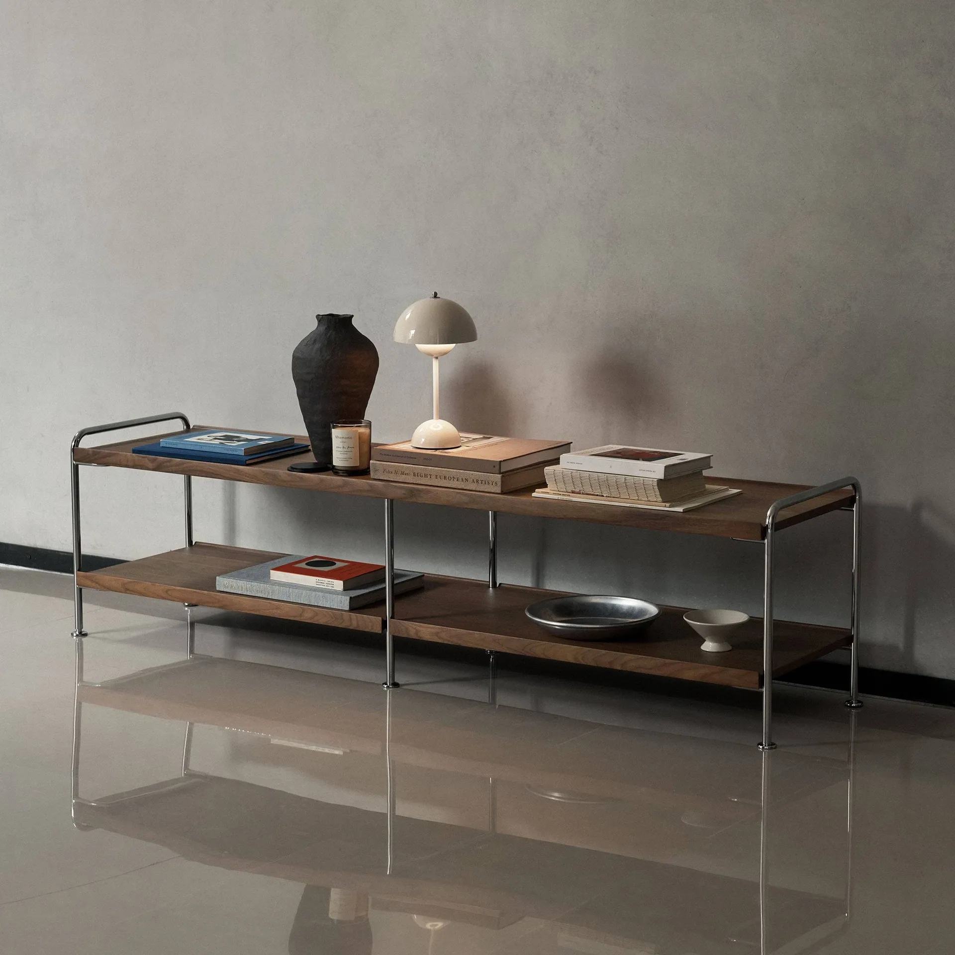 Alima NDS4 konsolhylde, Lakeret valnød-krom, 162x42x38 cm &Tradition