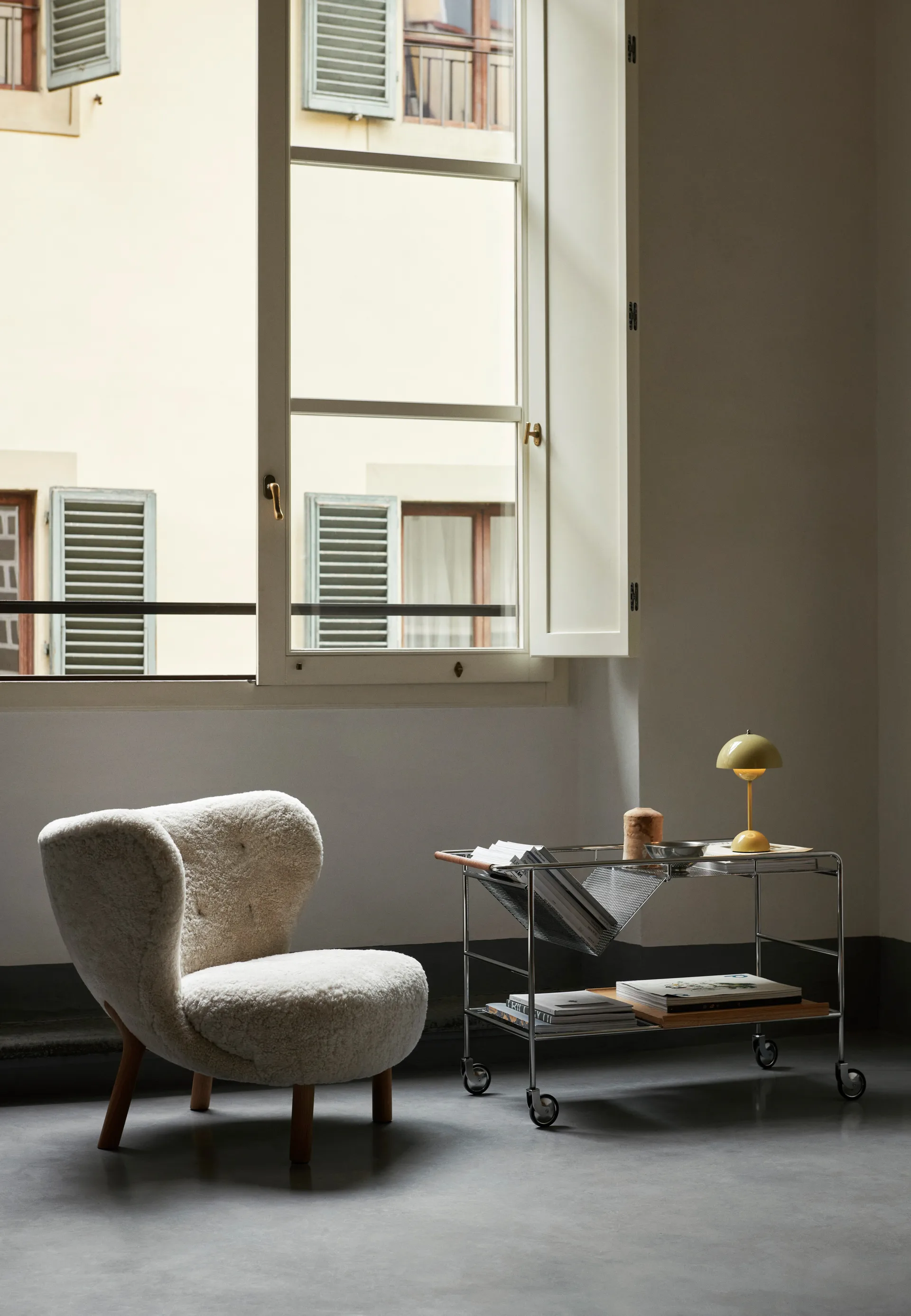 Alima opbevaringsvogn lakeret eg, Chrome & Lacquered oak &Tradition