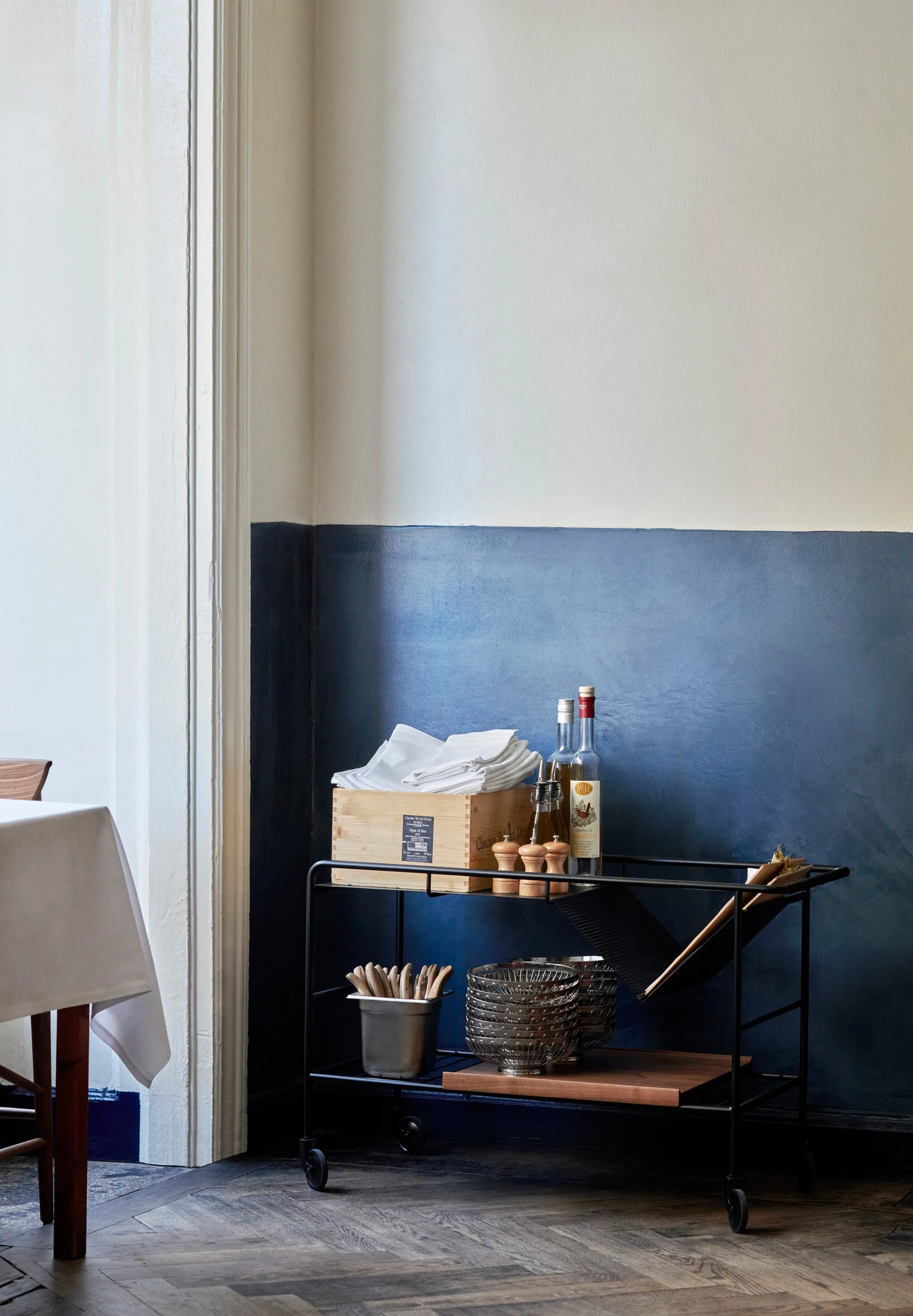 Alima opbevaringsvogn lakeret valnød, Black & Lacquered walnut &Tradition