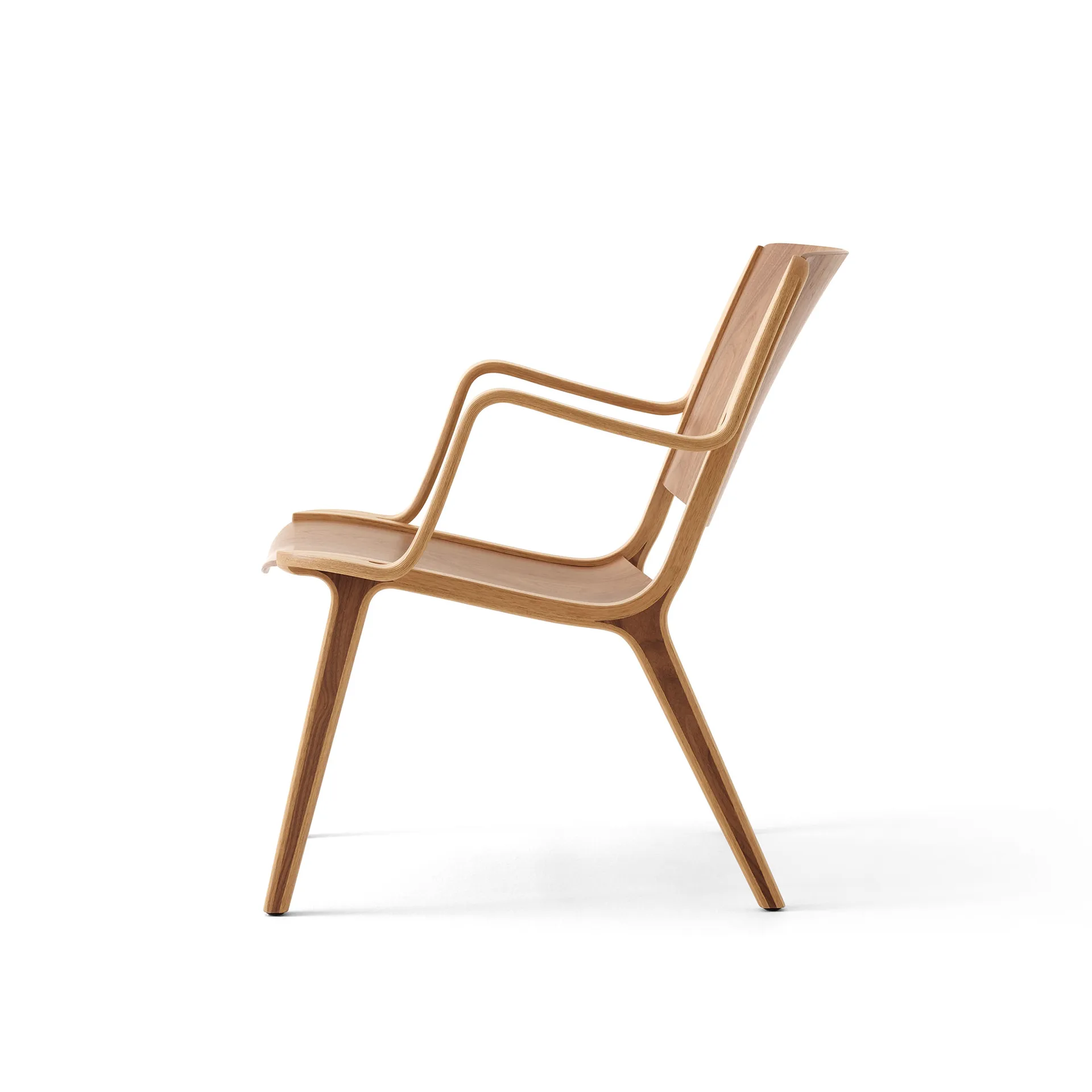 AX HM11 Lounge Chair med armlæn, Walnut-oak &Tradition