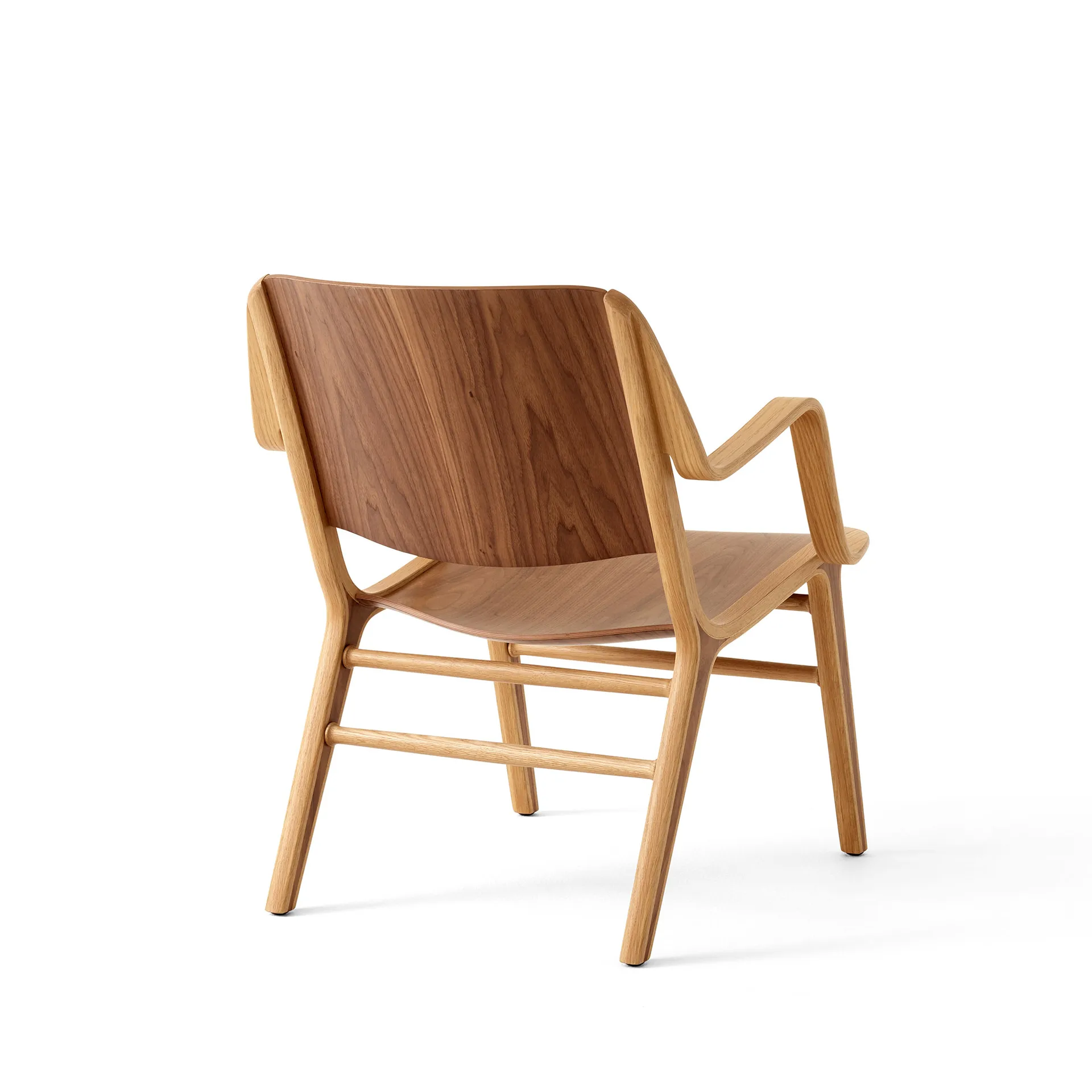 AX HM11 Lounge Chair med armlæn, Walnut-oak &Tradition