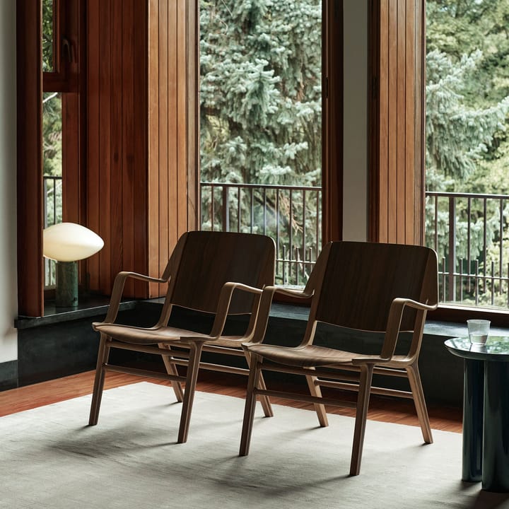 AX HM11 Lounge Chair med armlæn, Walnut-oak &Tradition
