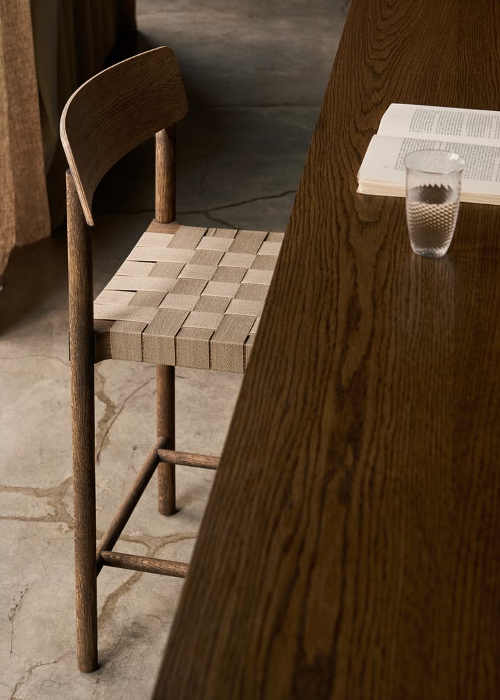 Betty TK12 Counter Chair barstol 65 cm, Naturfarvet hør-røget eg &Tradition