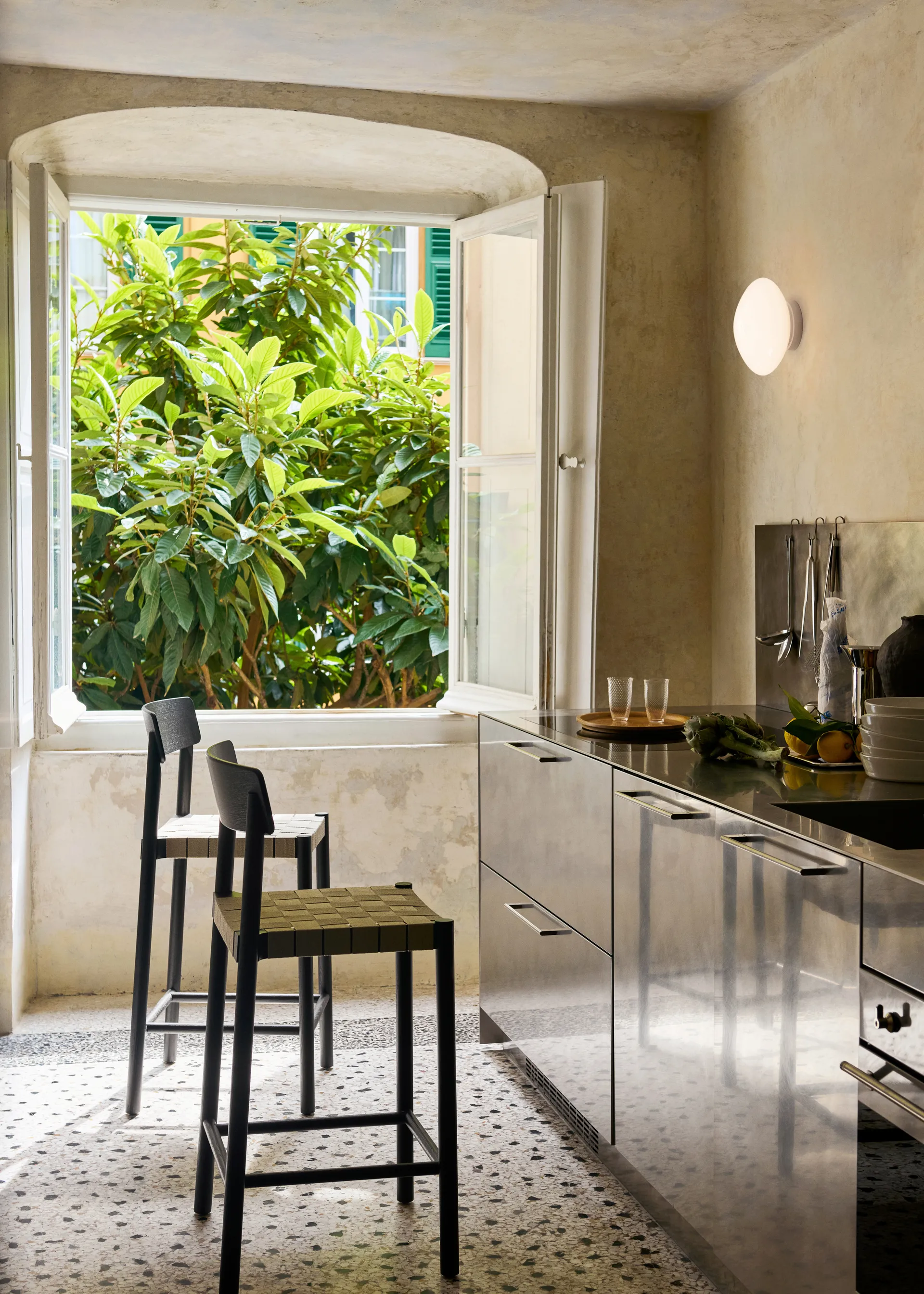 Betty TK12 Counter Chair barstol 65 cm, Naturfarvet hør-røget eg &Tradition