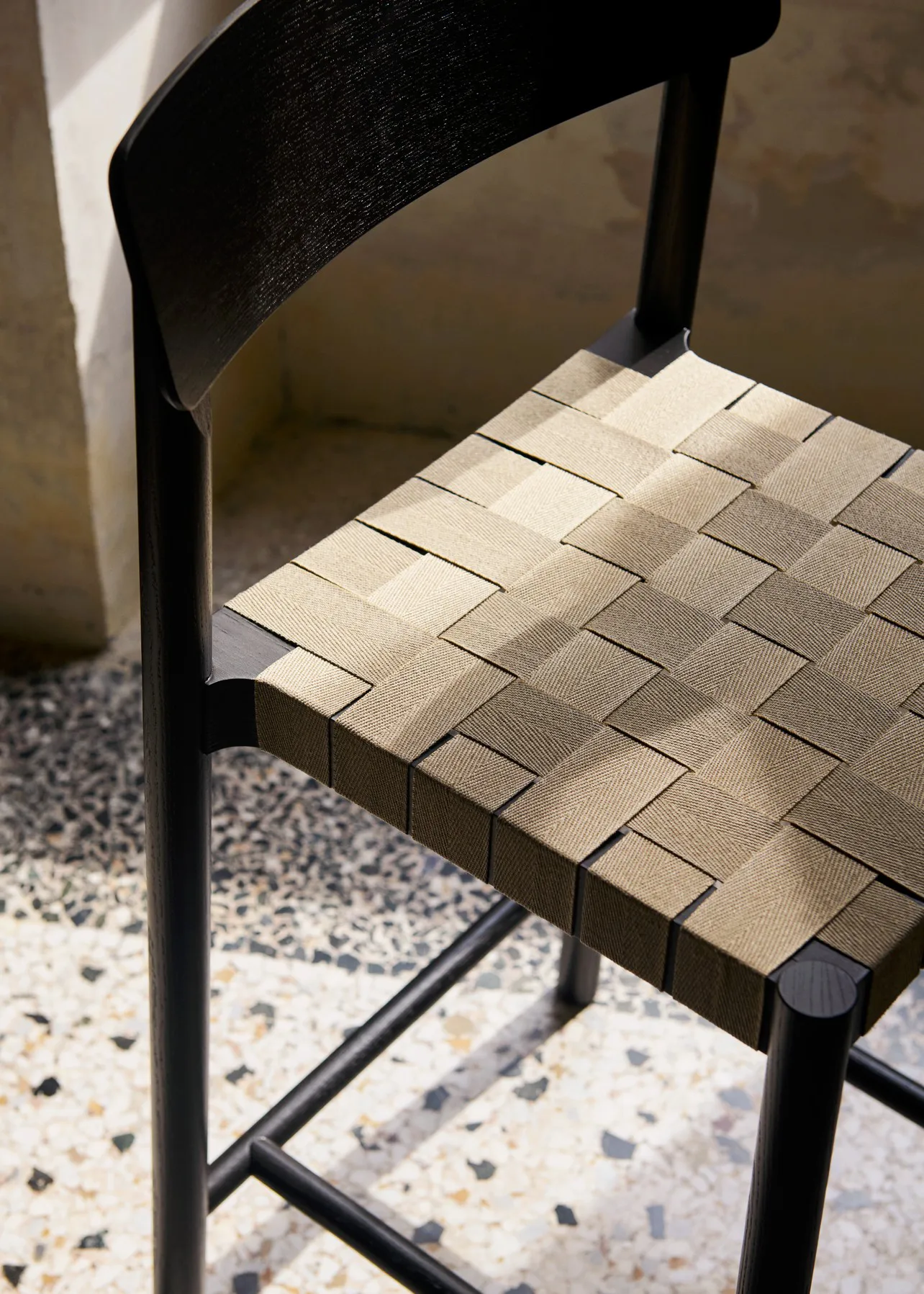 Betty TK12 Counter Chair barstol 65 cm, Naturfarvet hør-sortlakeret ask &Tradition