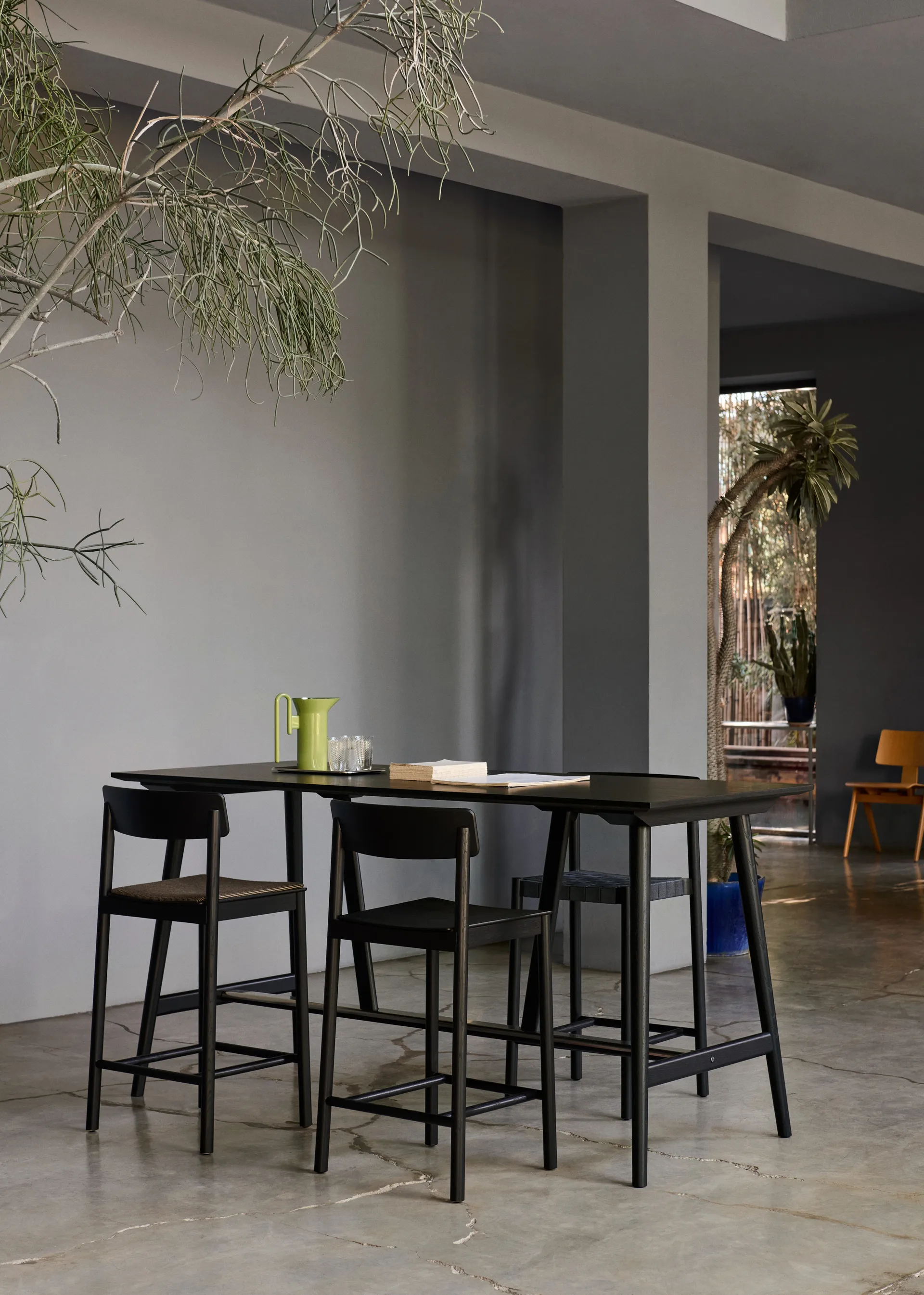 Betty TK13 Counter Chair barstol 65 cm, Røget eg &Tradition