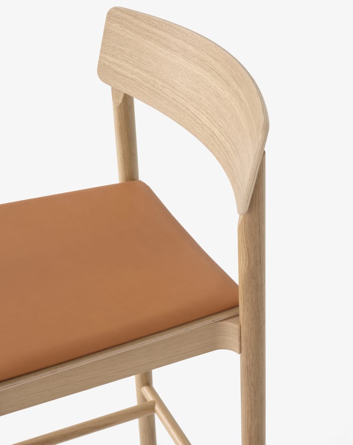 Betty TK14 Counter Chair barstol 65 cm, Noble cognacfarvet læder-lakeret eg &Tradition