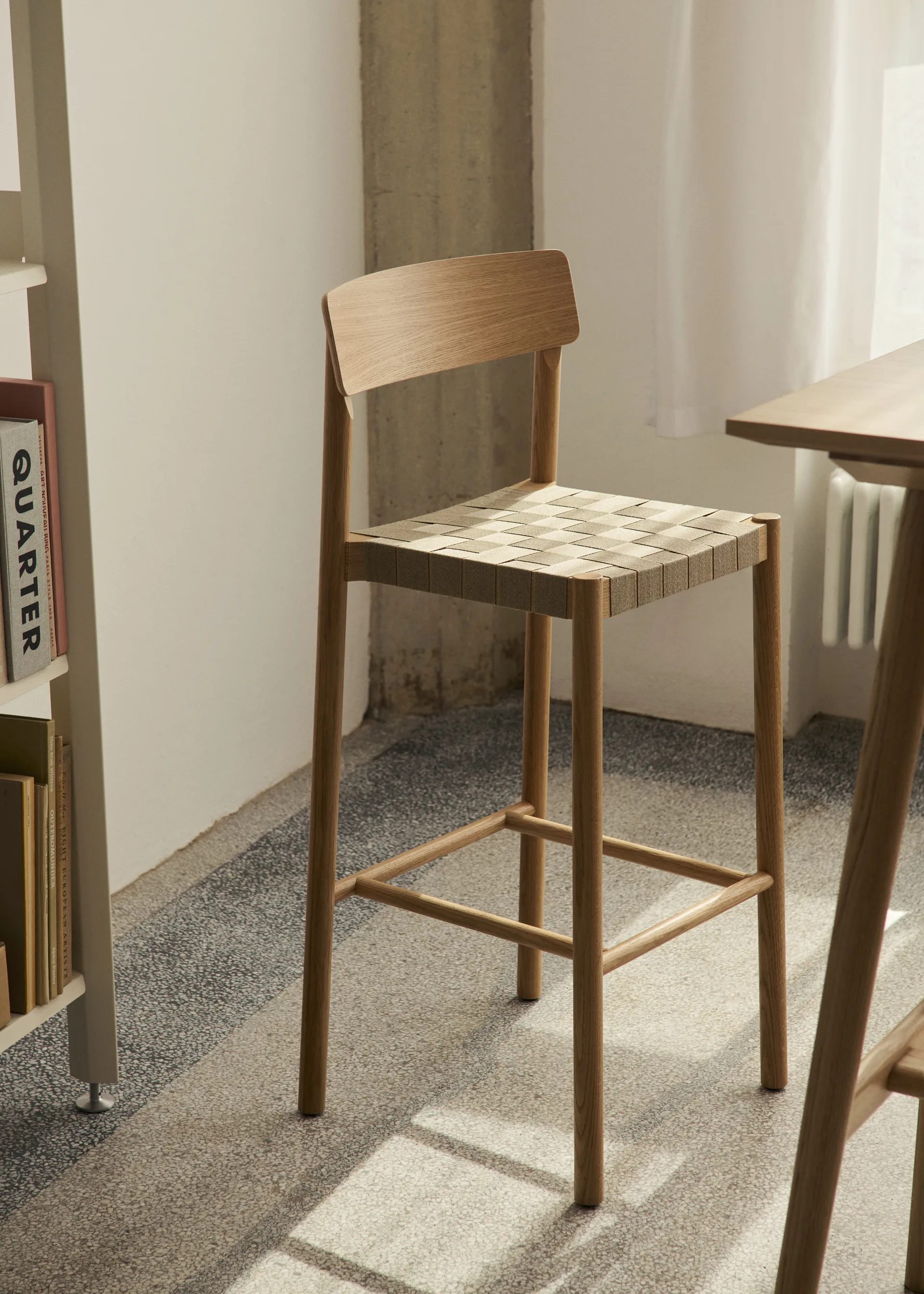 Betty TK15 Bar Chair barstol 75 cm, Røget eg-naturfarvet hør &Tradition