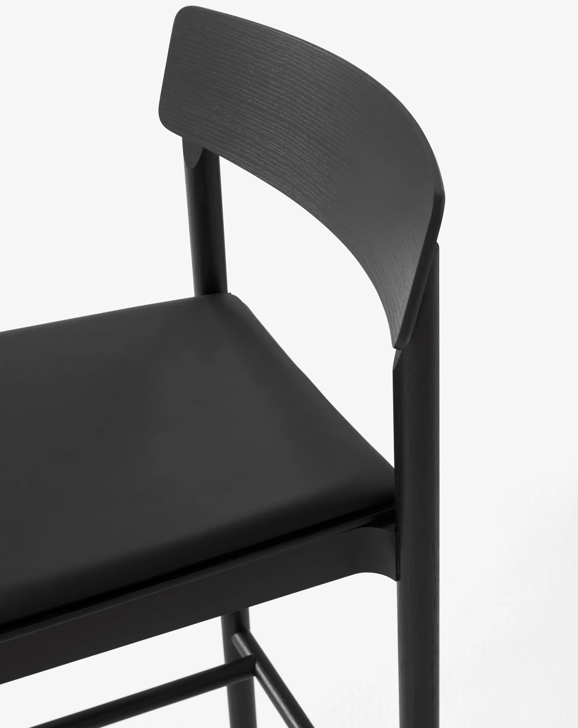 Betty TK17 Bar Chair barstol 75 cm, Noble sort læder-sortlakeret ask &Tradition