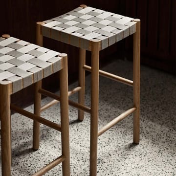 Betty TK8 barstol - oak, naturflettet lærredssæde - &Tradition