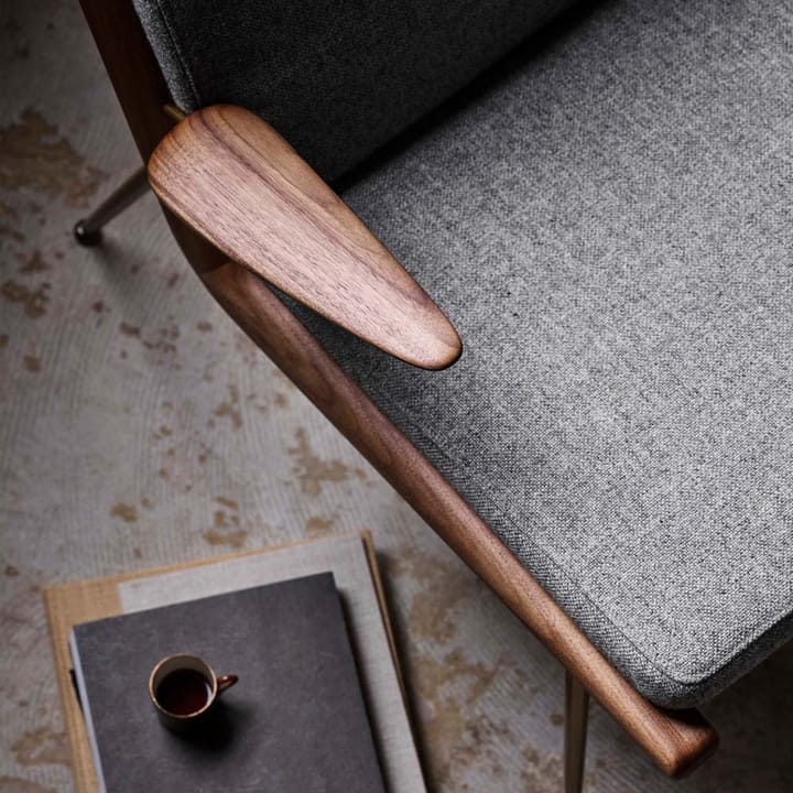 Boomerang HM2 lænestol, Karakorum 003 beige, olieret valnød &Tradition