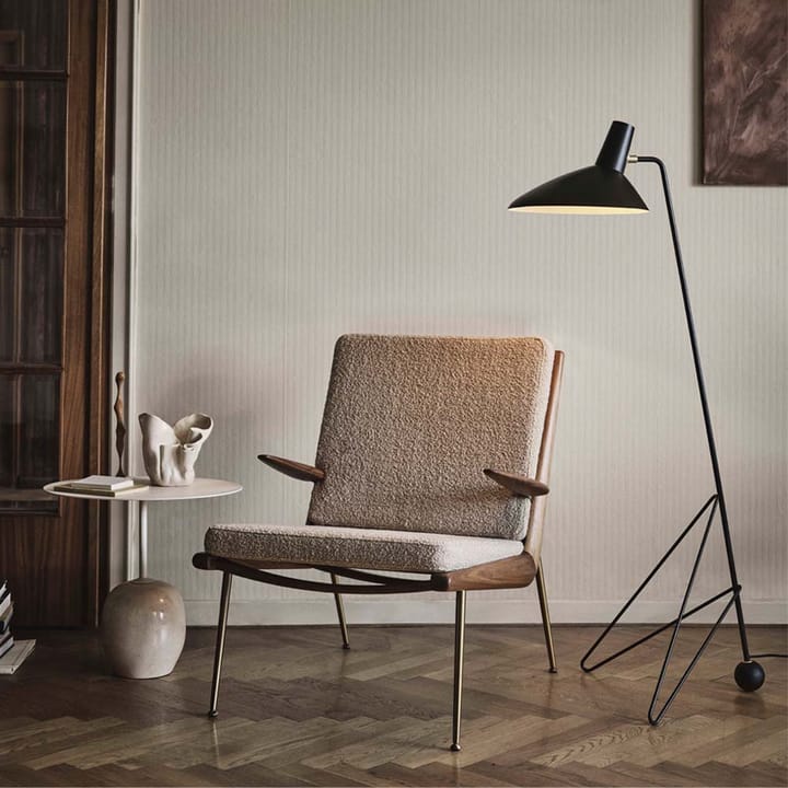 Boomerang HM2 lænestol, Karakorum 003 beige, olieret valnød &Tradition