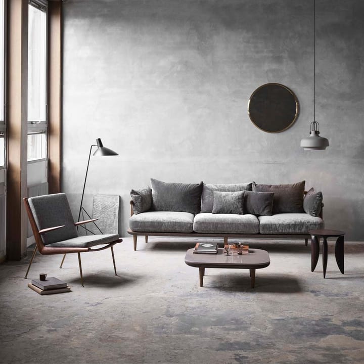 Boomerang HM2 lænestol, Karakorum 003 beige, olieret valnød &Tradition
