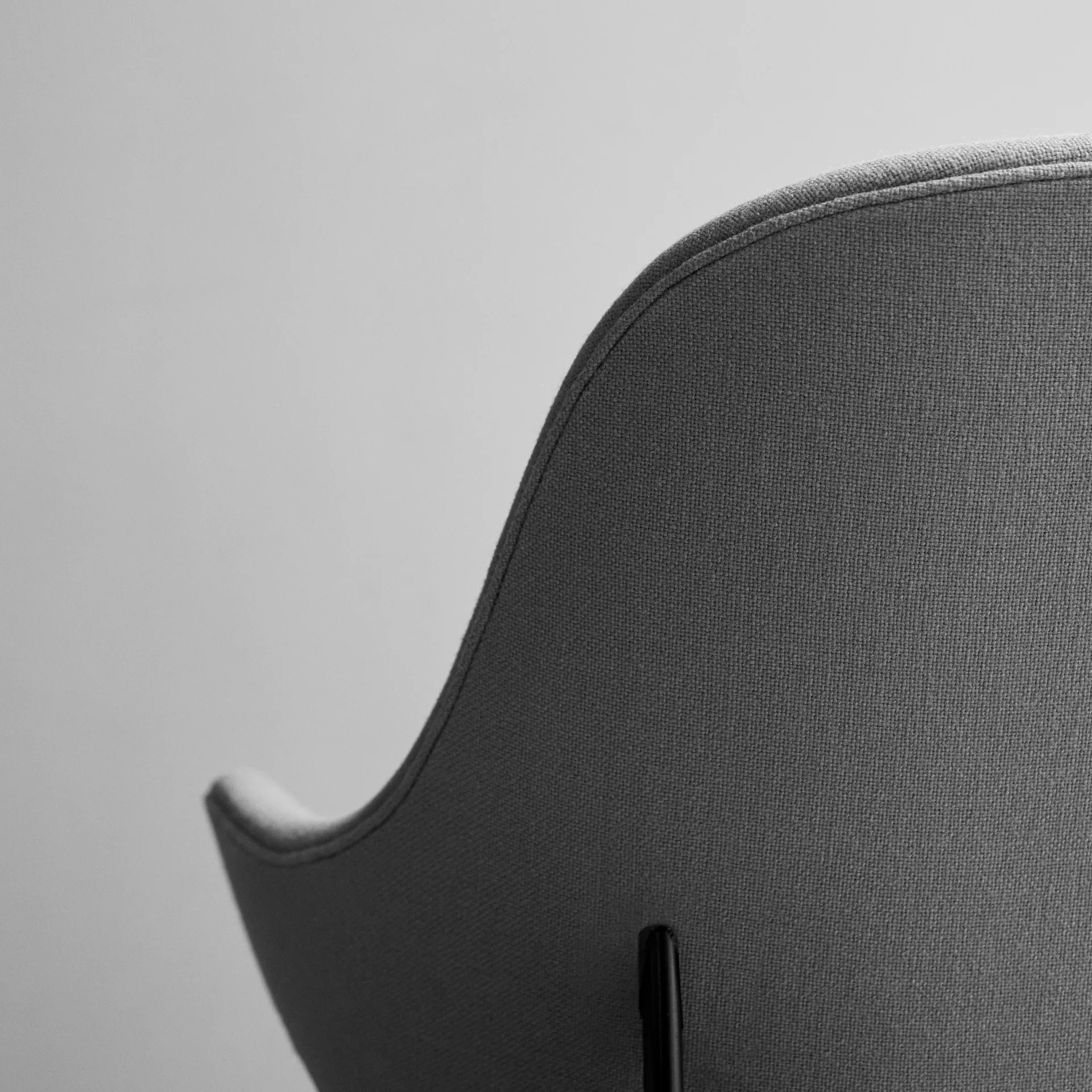 Catch JH14 loungelænestol, stof Hallingdal 110 grey, sortlakeret stålunderstel &Tradition