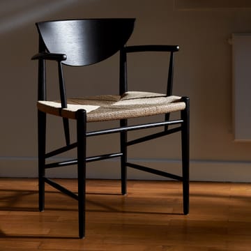 Drawn stol HM4 med armlæn - Sort eg - &Tradition