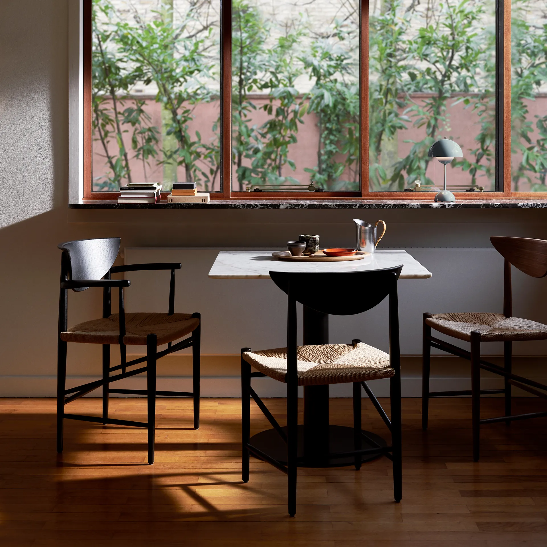 Drawn stol HM4 med armlæn, Sort eg &Tradition