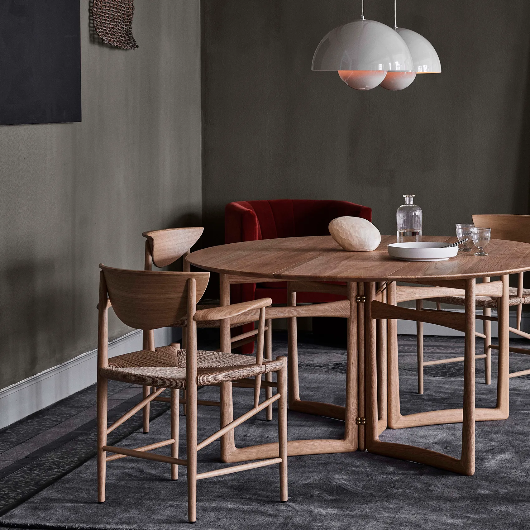 Drawn stol HM4 med armlæn, Valnød &Tradition