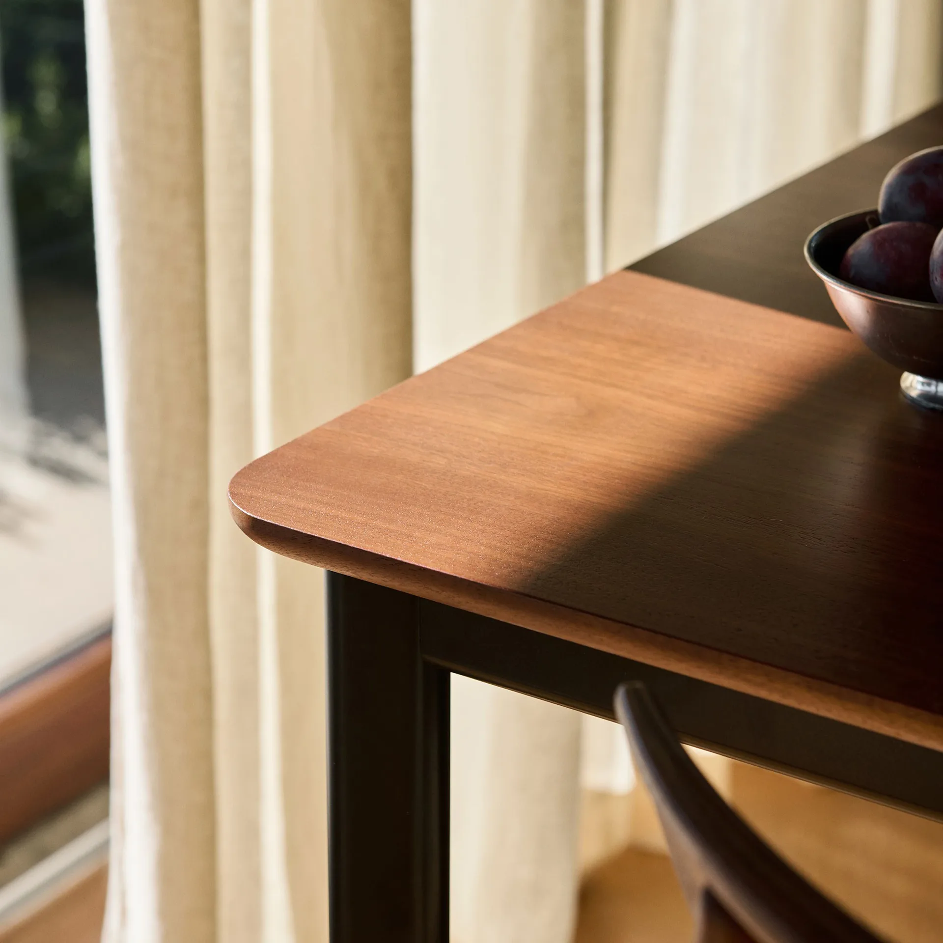 Drip HW116 spisebord 83x193 cm, Black frame-clear lacq. walnut &Tradition