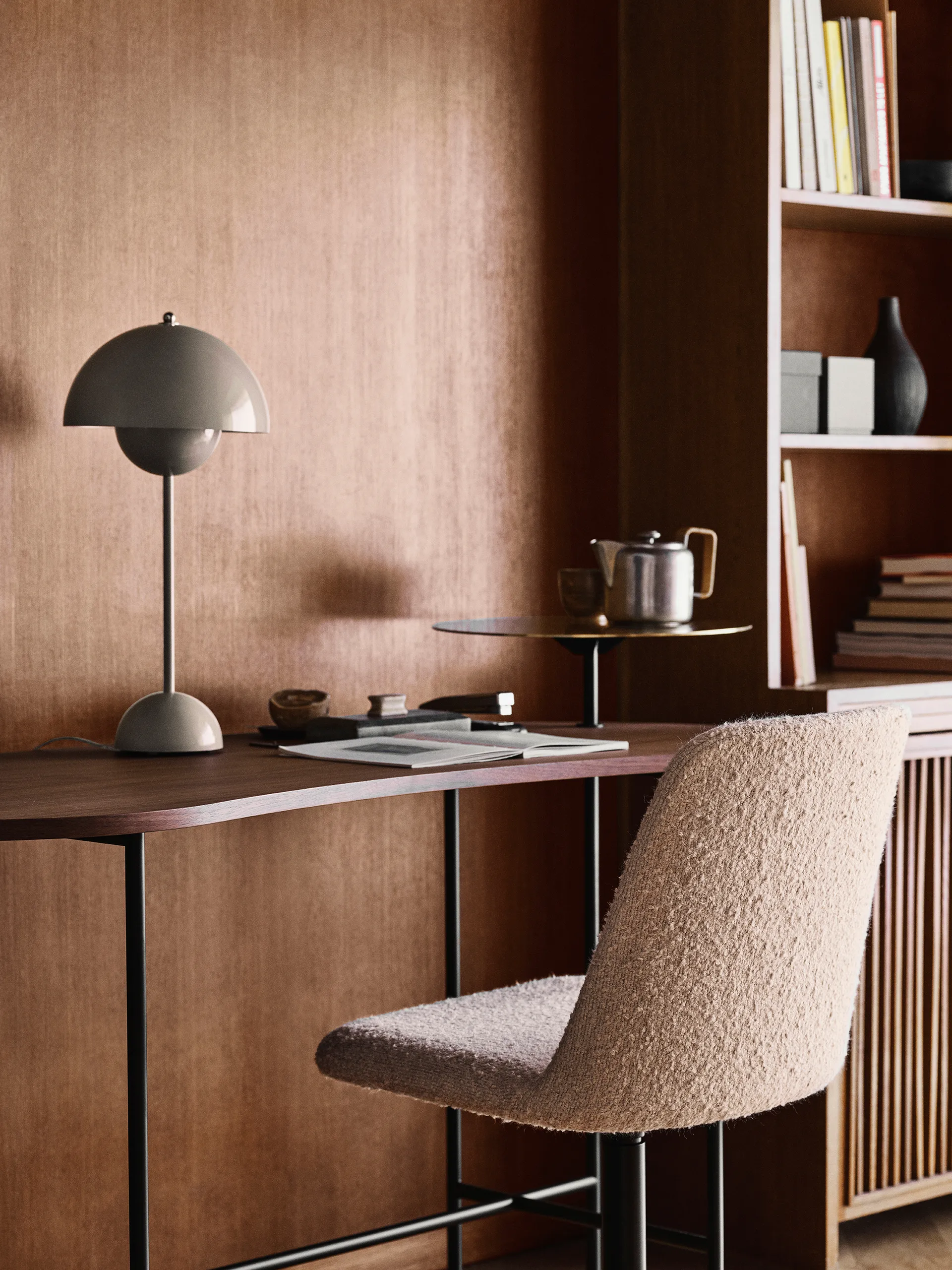 FlowerPot bordlampe VP3, grå-beige &Tradition