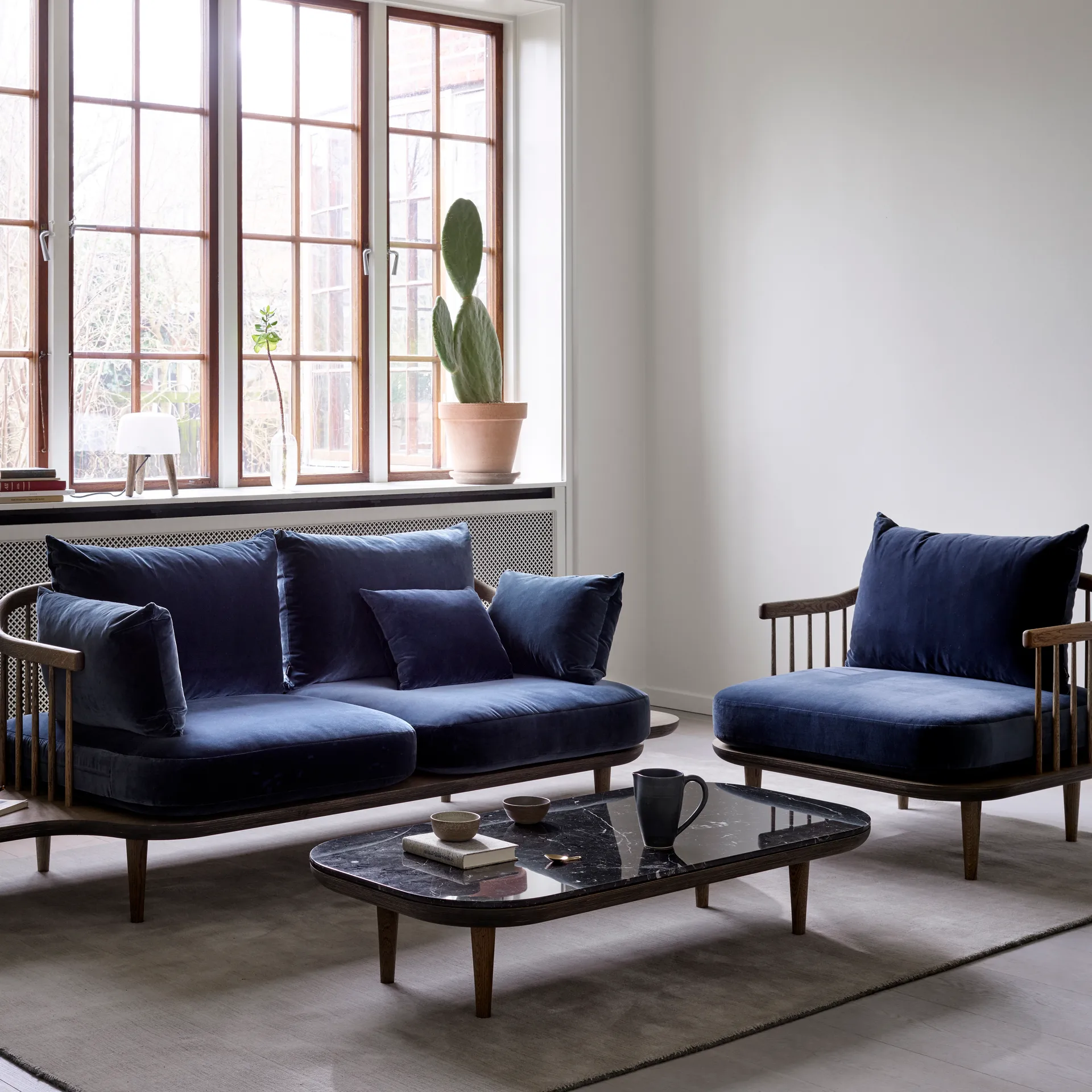 Fly bord SC5, røget olieret eg + sort marmor &Tradition