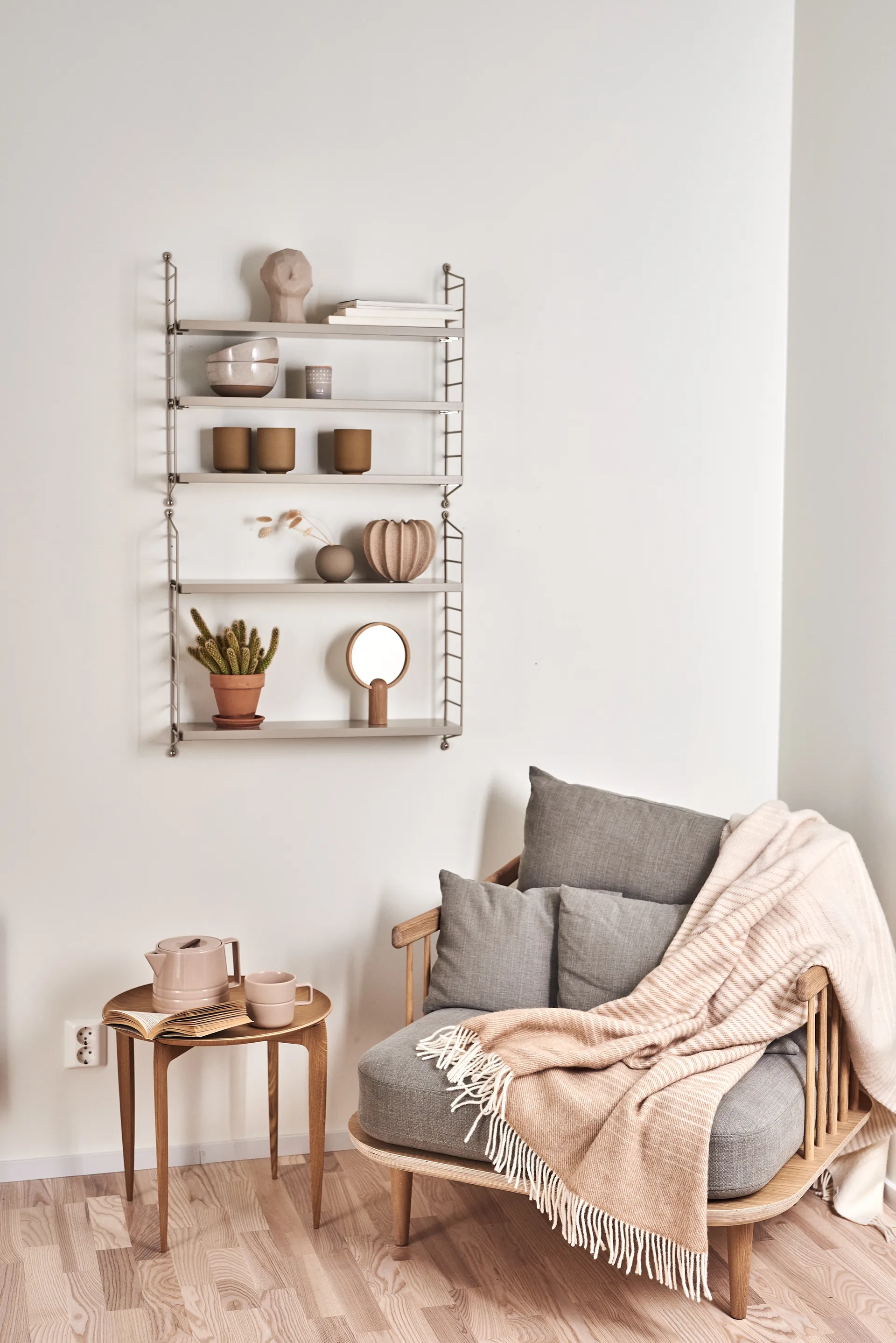 Fly lænestol SC1, lys-olieret eg + beige tyg &Tradition