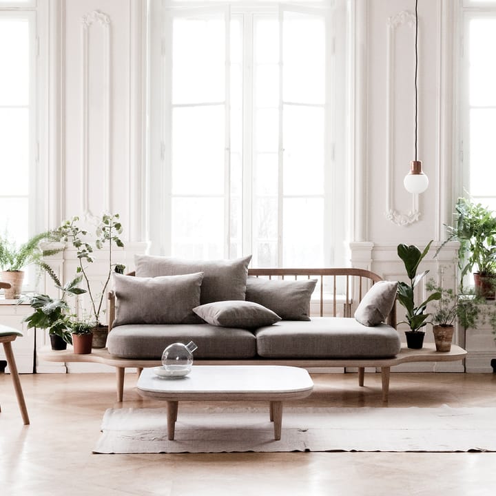 Fly SC3 sofa, stof Hot Madison 094 lysegrå, hvidolieret egetræsstel og sidebord &Tradition
