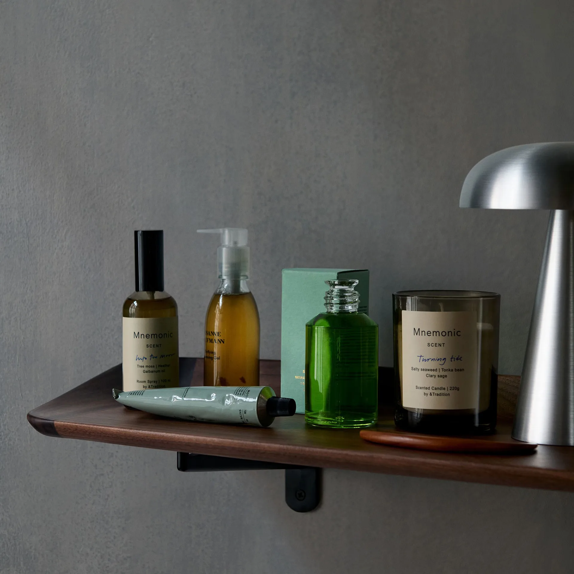 Guild HM14 hylde 75 cm, Solid lacquered walnut &Tradition