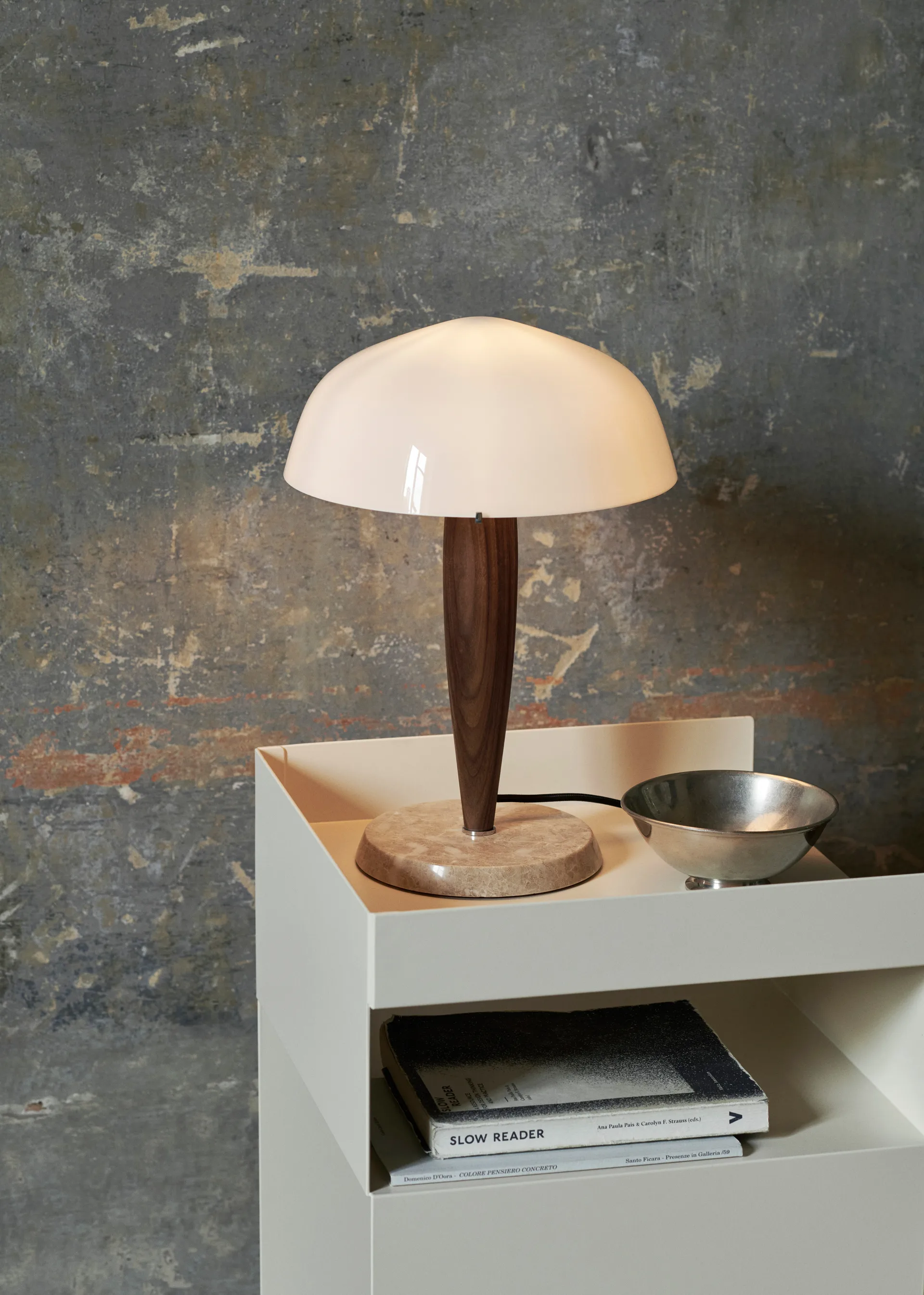 Herman SHY3 bordlampe, Walnut & Cream marble, stofledning &Tradition