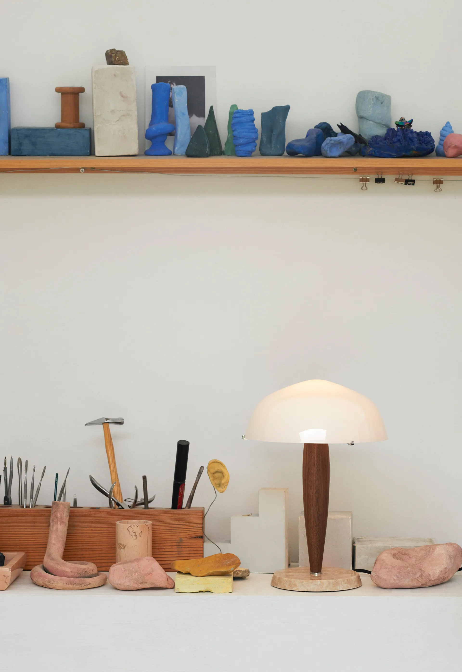 Herman SHY3 bordlampe, Walnut & Cream marble, stofledning &Tradition