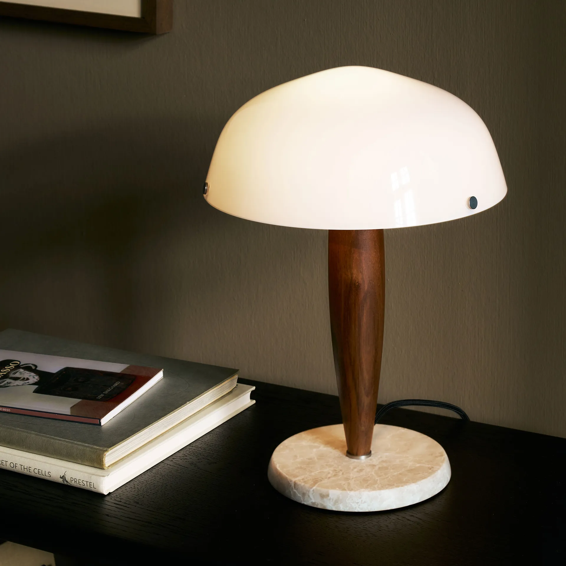 Herman SHY3 bordlampe, Walnut & Cream marble, stofledning &Tradition