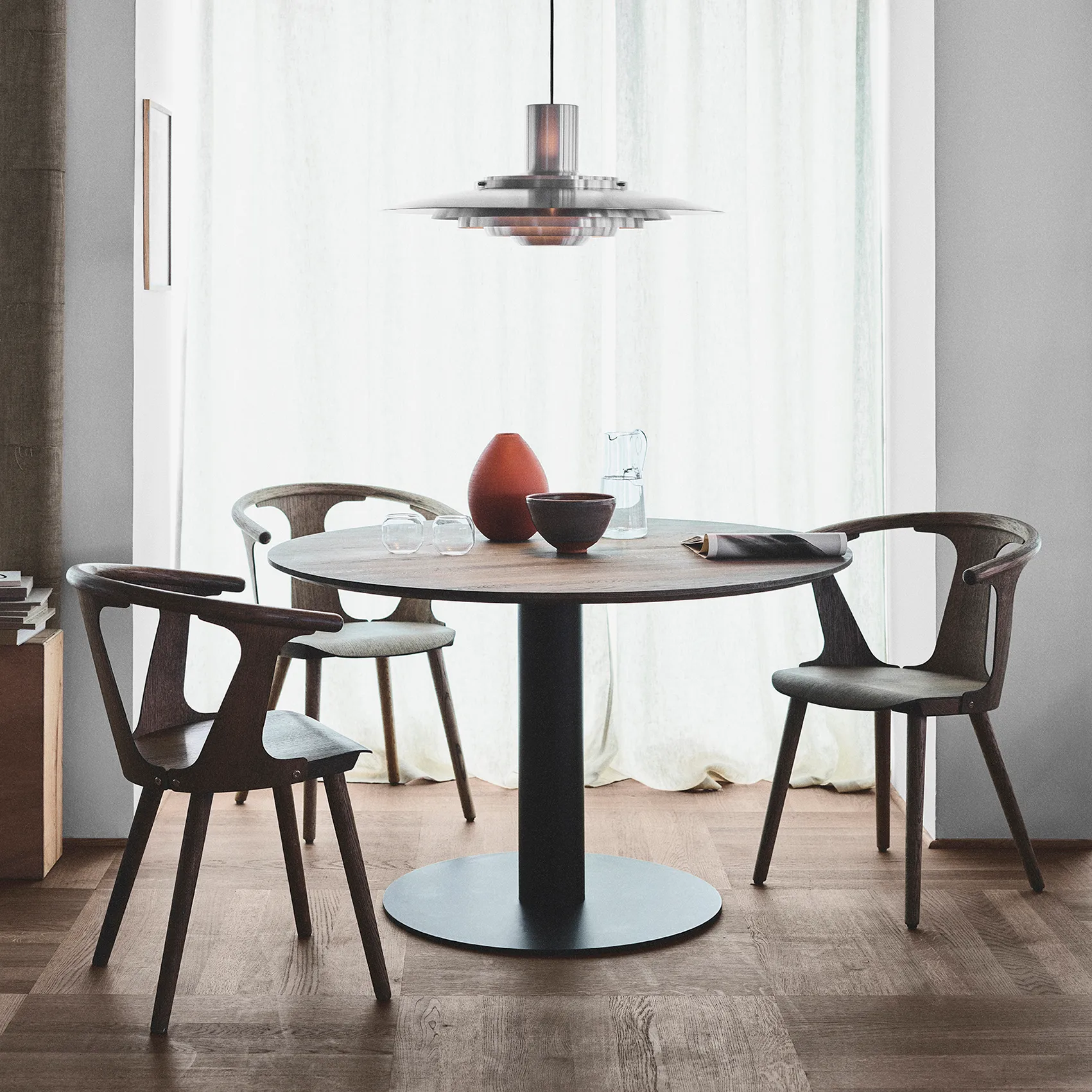 In Between bord SK12, Valnød &Tradition