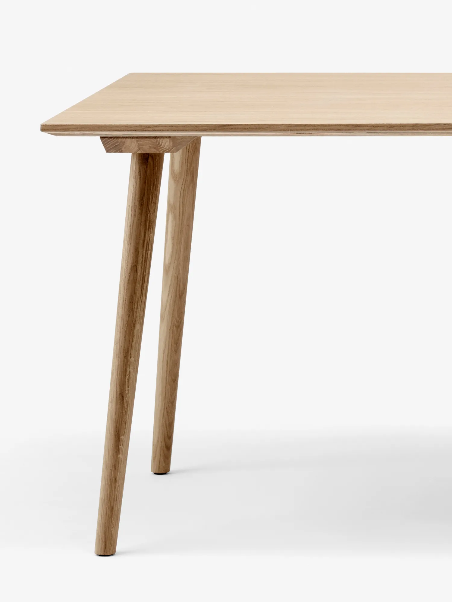 In Between bord SK6, Klarlakeret eg &Tradition